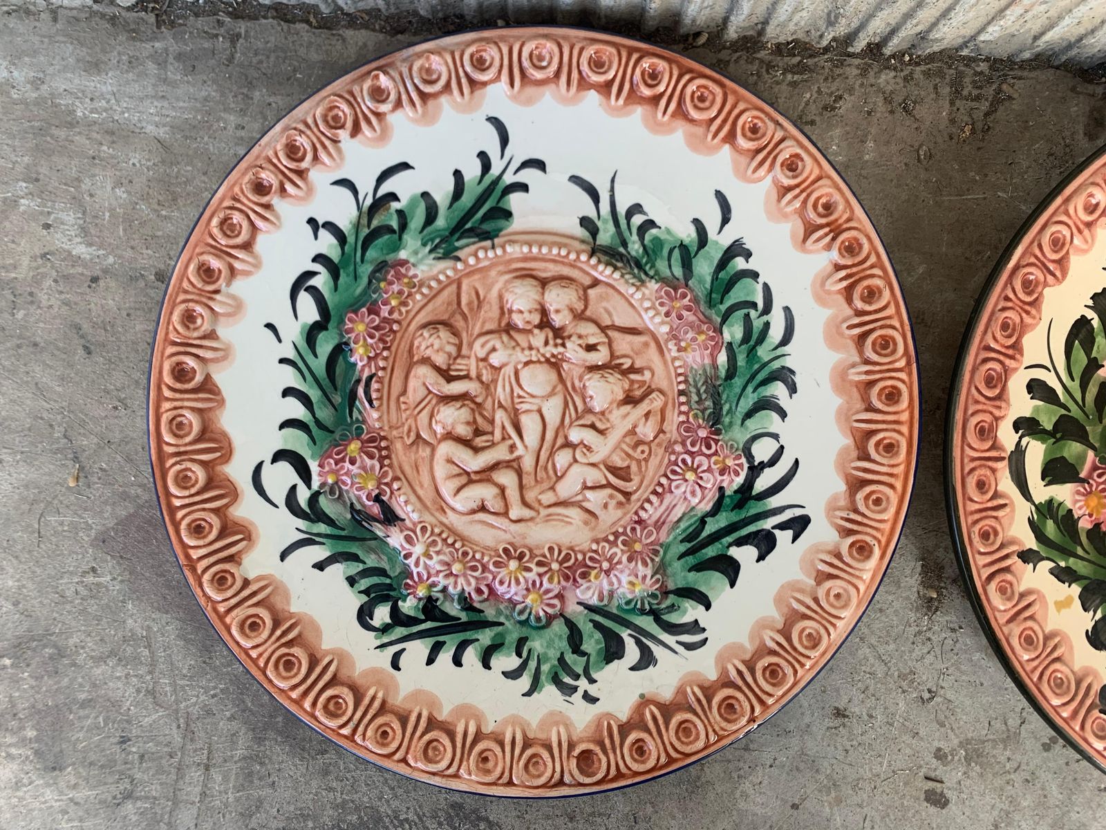 Plat en relief en terre cuite, Espagne, XIXe siècle, décor de chérubins et fleurs photo for sale