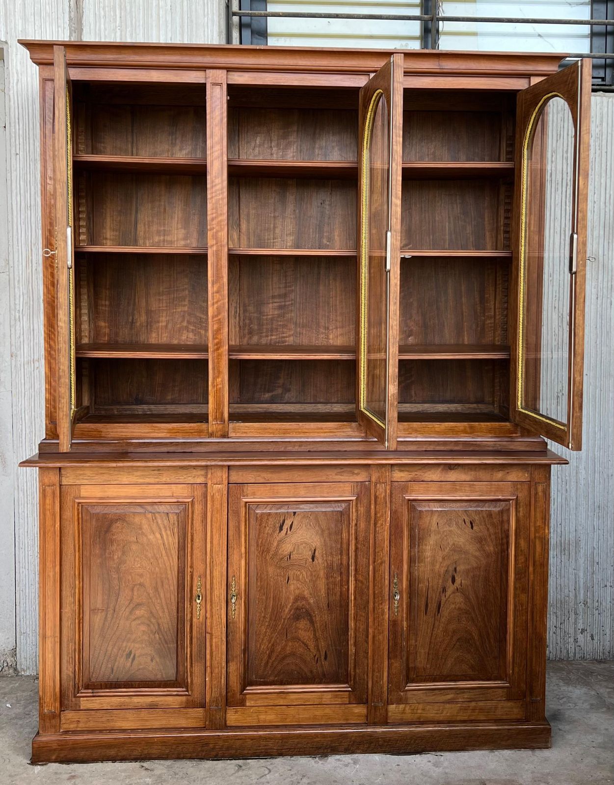 Bibliothèque ou vitrine du début du XXe siècle en pin espagnol, trois portes vitrées en arc photo Mobilier