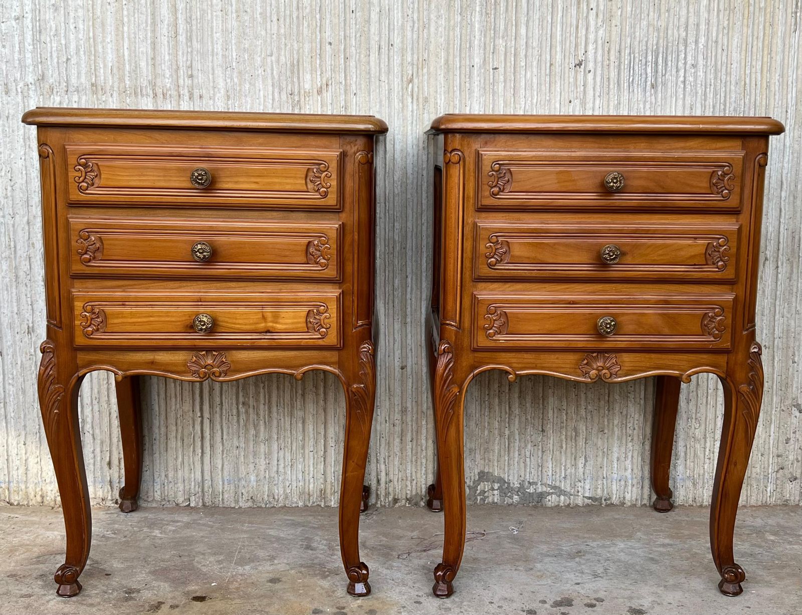 Paire de tables de chevet de style Louis XVI à trois tiroirs et pieds en cabriole photo furniture