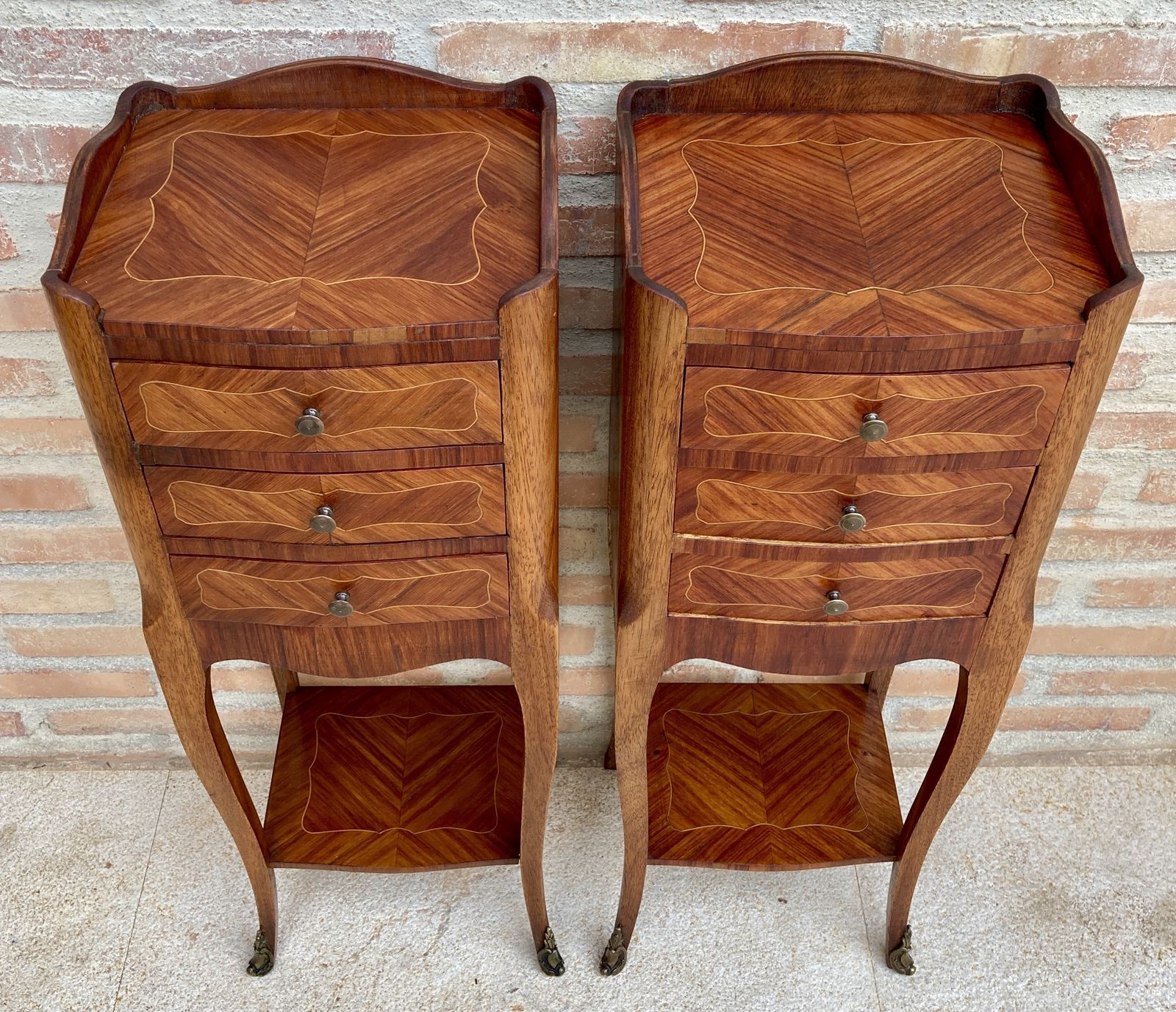photo vintage Pair Of French Louis XV Style Walnut And Marquetry Bedside Tables Or Nightstands With Three Drawers And Shelve
