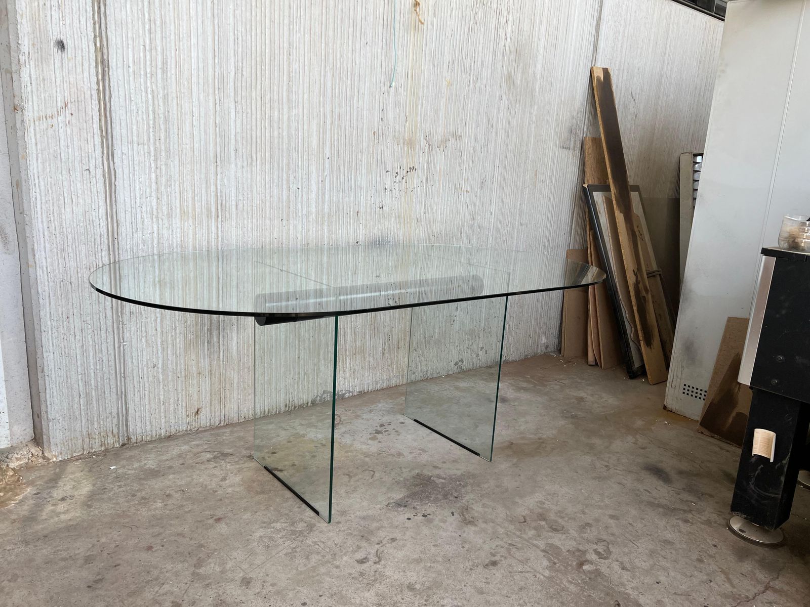 photo furniture Table à manger mid-century modern en verre, pieds en verre, dans le style Pace