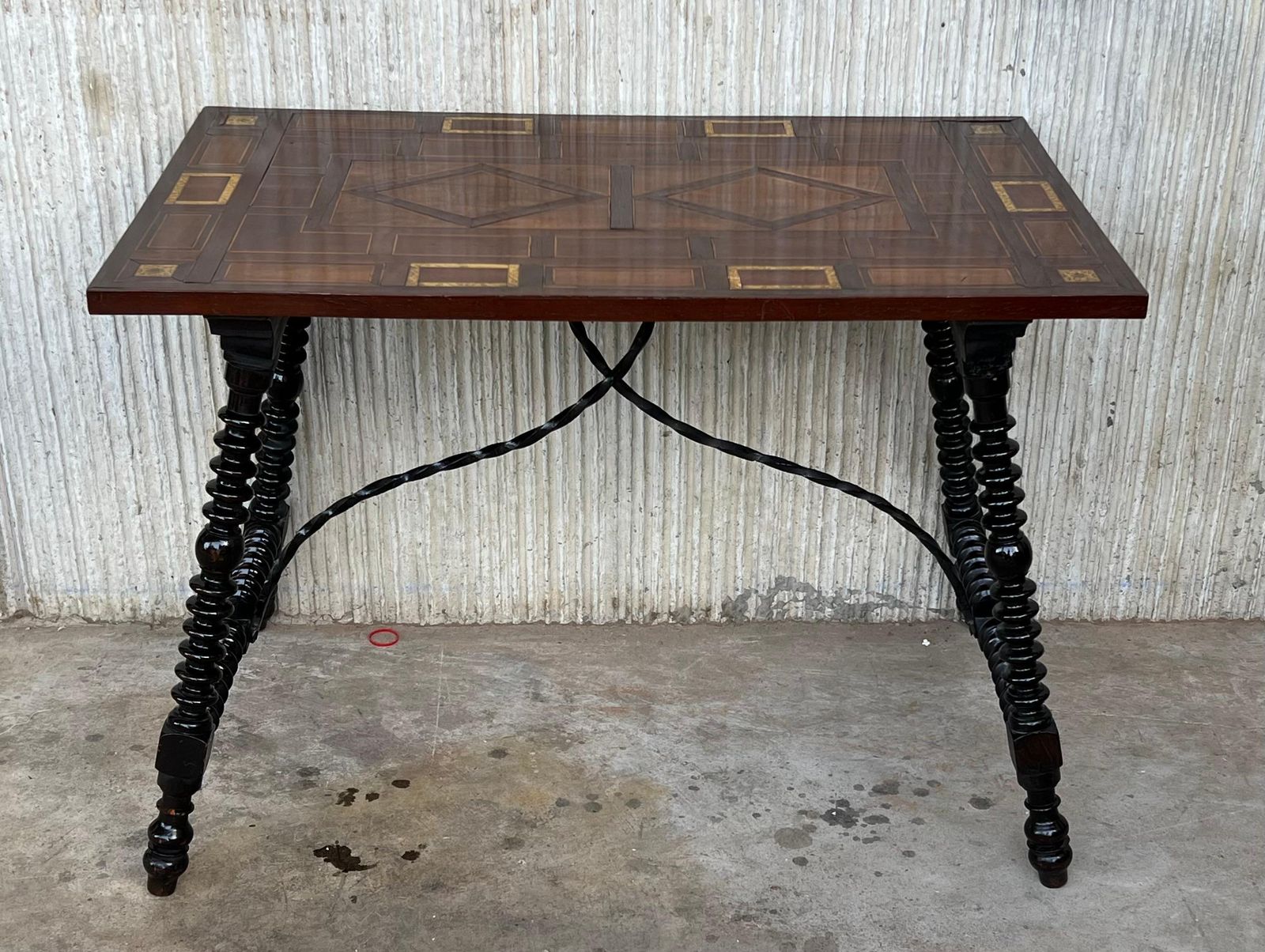 Table d'appoint baroque espagnole XIXe siècle, plateau en marqueterie et entretoise en fer photo for sale