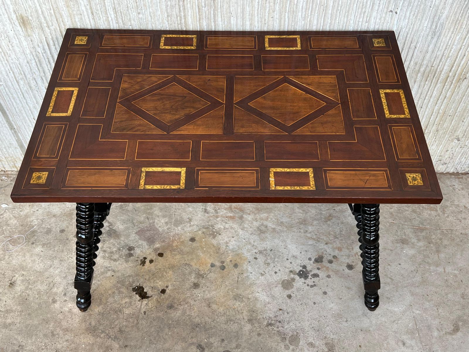Table d'appoint baroque espagnole XIXe siècle, plateau en marqueterie et entretoise en fer photo vinterior