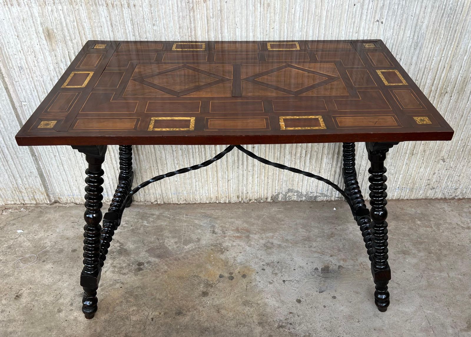 Table d'appoint baroque espagnole XIXe siècle, plateau en marqueterie et entretoise en fer photo vintage