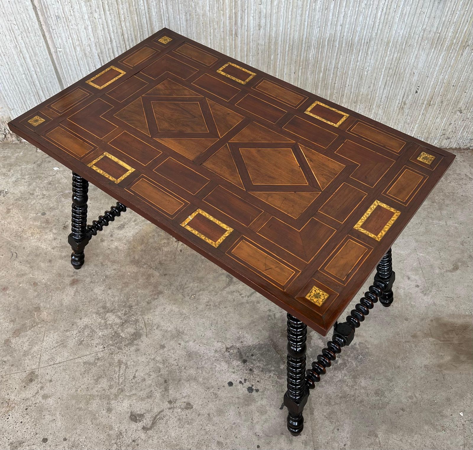 photo furniture Table d'appoint baroque espagnole XIXe siècle, plateau en marqueterie et entretoise en fer