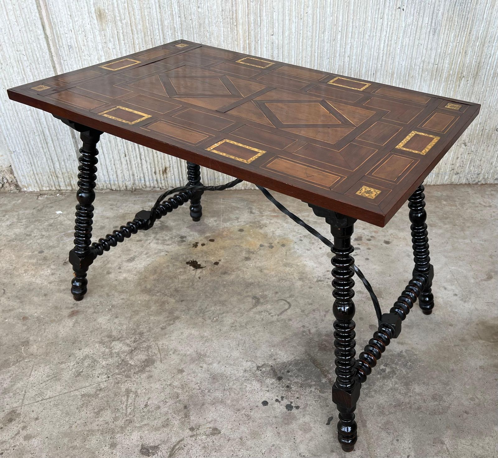 photo for sale Table d'appoint baroque espagnole XIXe siècle, plateau en marqueterie et entretoise en fer