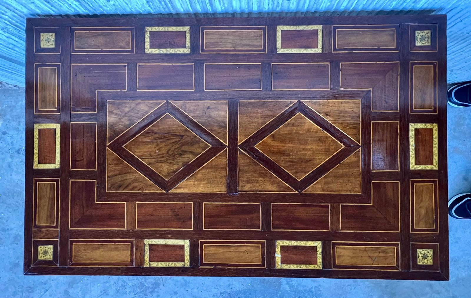 Mobilier Table d'appoint baroque espagnole XIXe siècle, plateau en marqueterie et entretoise en fer photo