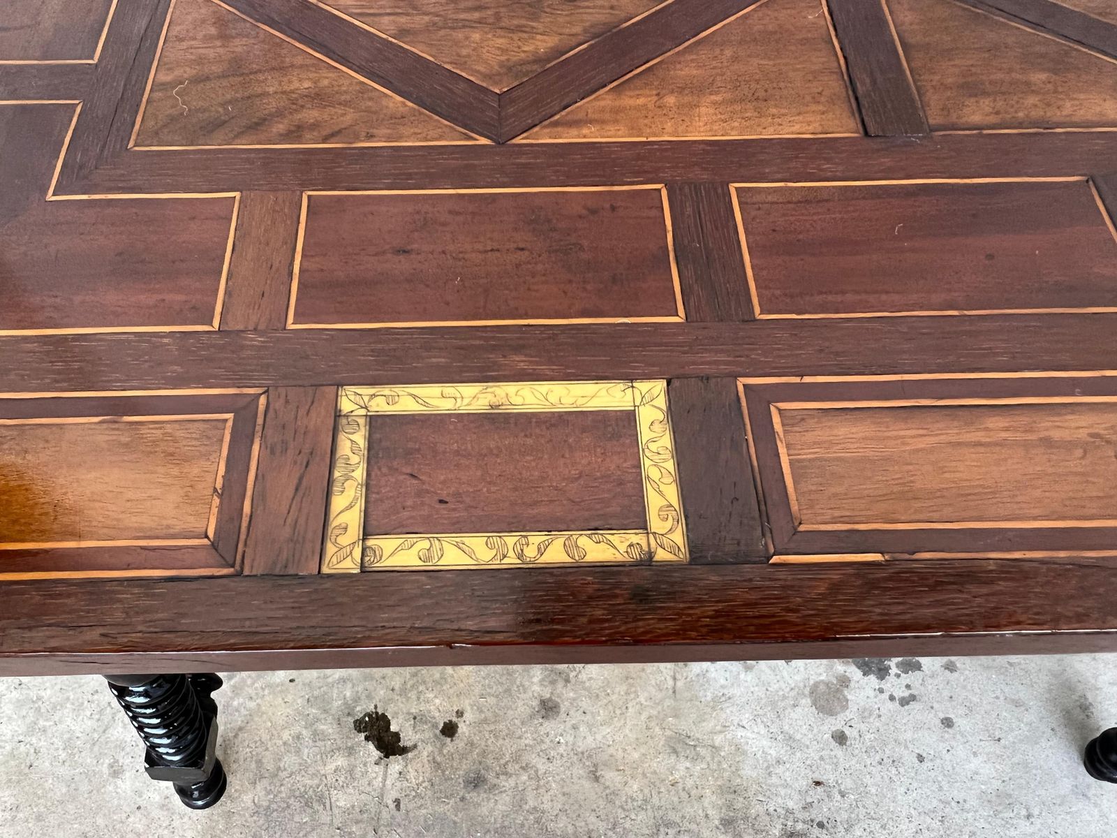 photo vinterior Table d'appoint baroque espagnole XIXe siècle, plateau en marqueterie et entretoise en fer