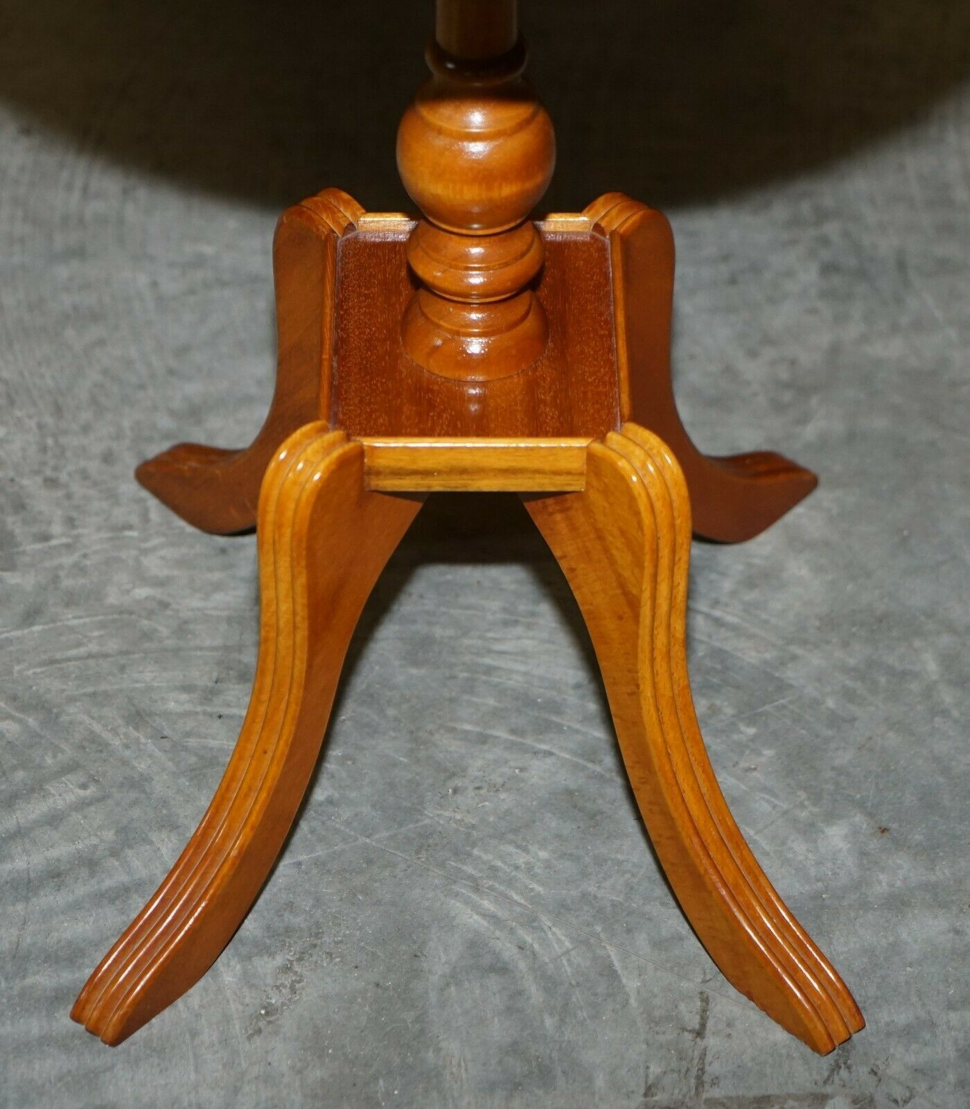 photo furniture Sublime Mahogany Wood Beresford & Hicks Side End Lamp Table With Gallery Rail