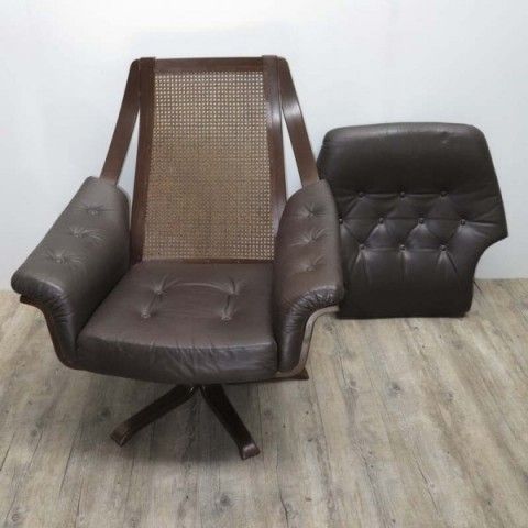 photo vinterior Vintage Armchair With Ottoman.
