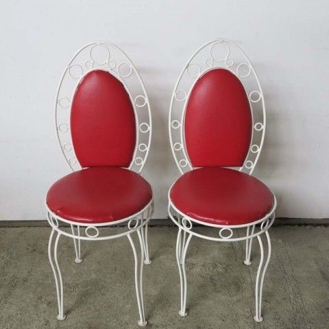 photo vintage Vintage Bench With Two Metal Chairs.