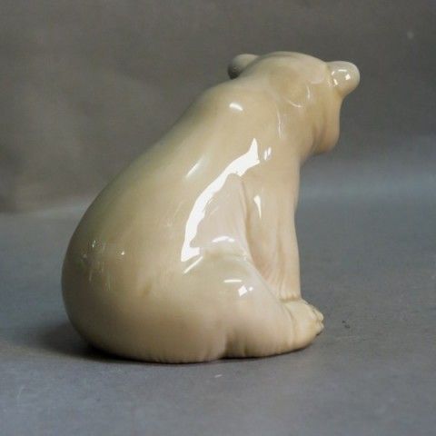 Bear Seated. Lladro Porcelain Figure. Spain 1972. photo furniture