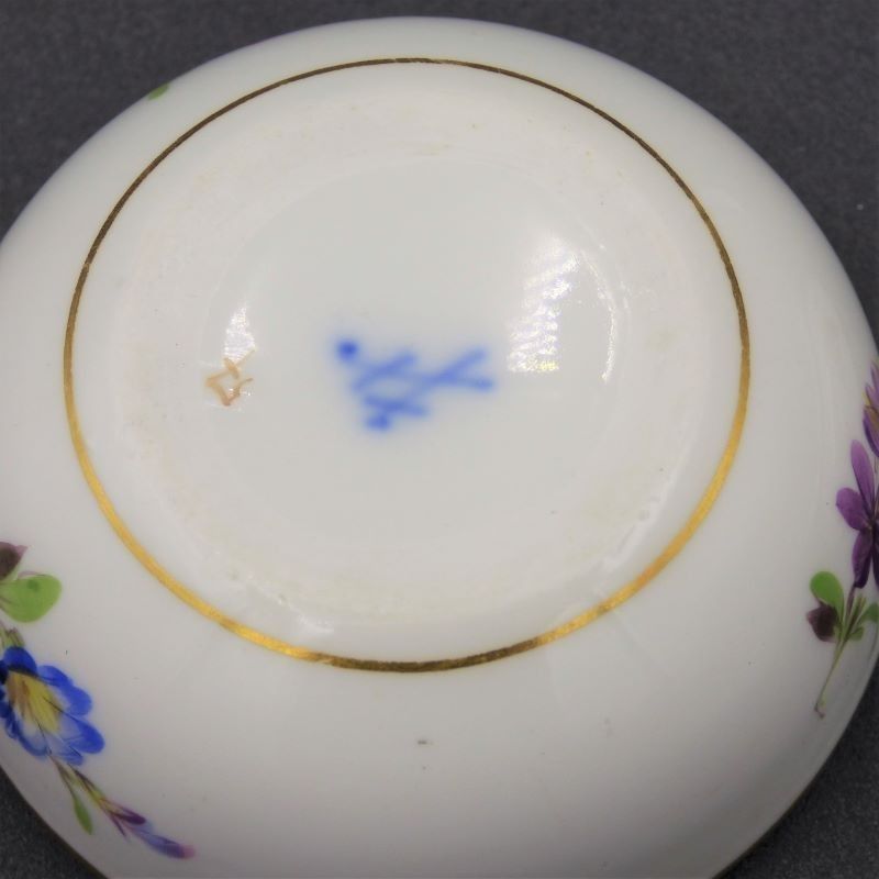 Porcelain Box With Fine Flower Painting By Meissen. 1900   1920 photo Home Decor