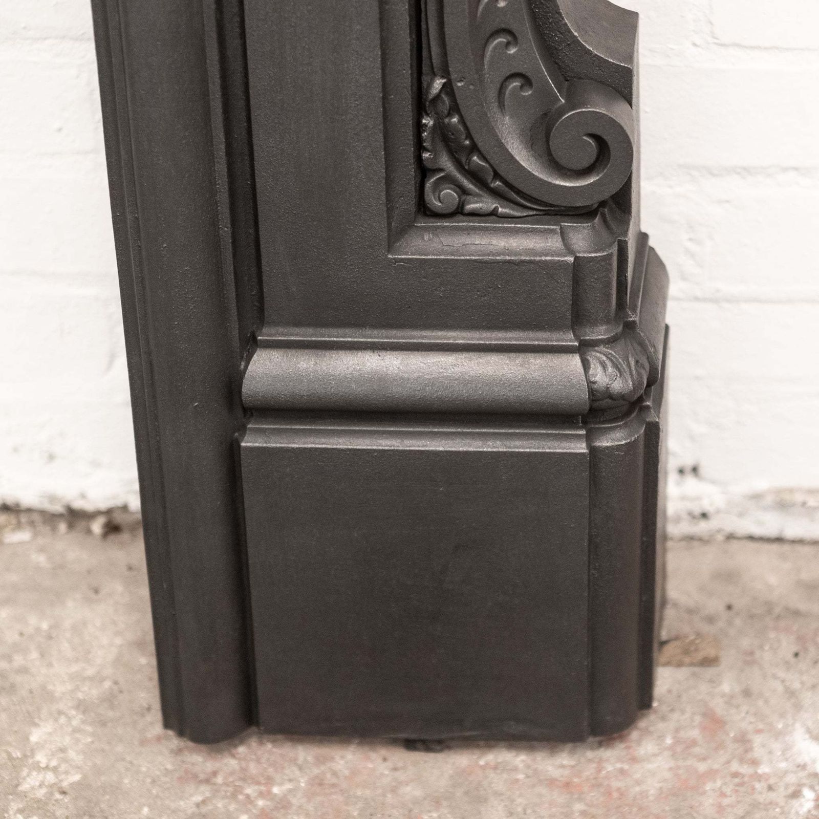 photo vinterior Antique Victorian Ornate Cast Iron Fireplace Surround