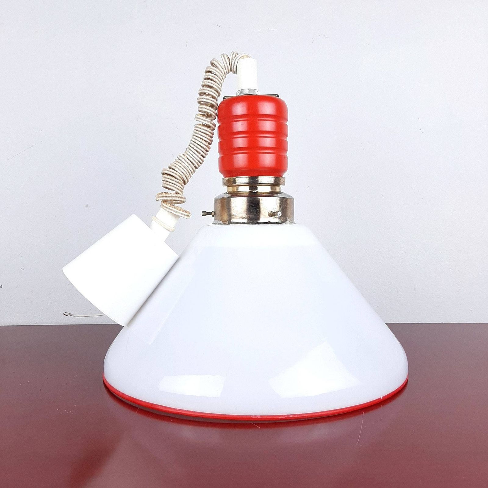 Retro Hanglamp | Italië, Jaren '70 | Glas En Hout | Rood & Wit | Farmhouse / Cottage | Mid Century | Vintage Verlichting photo for sale