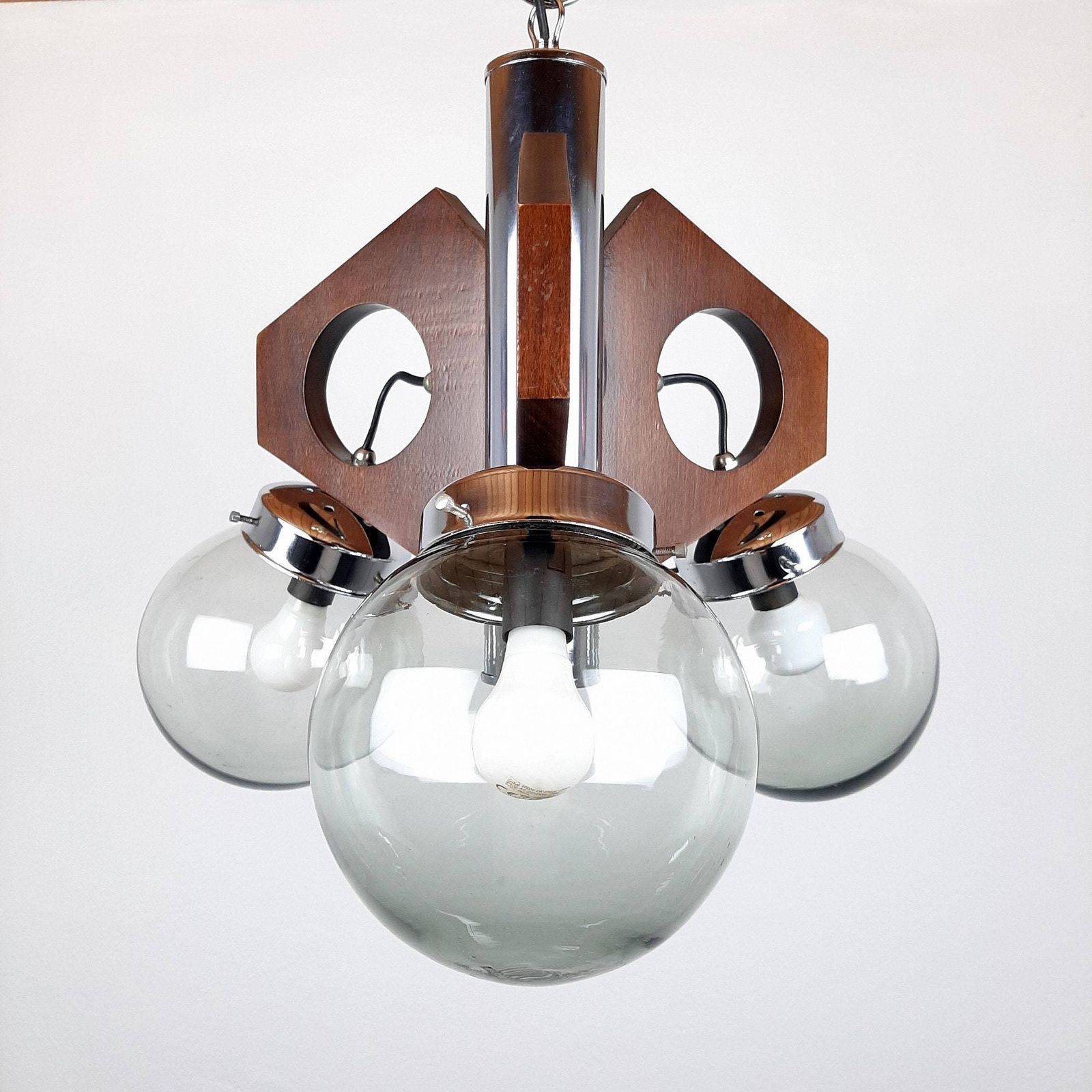 Mid Century Hanglamp Joegoslavië Jaren '70 Hout Glas Metaal Geometrische Kroonluchter Drie Lampen Rookglas Space Age photo furniture