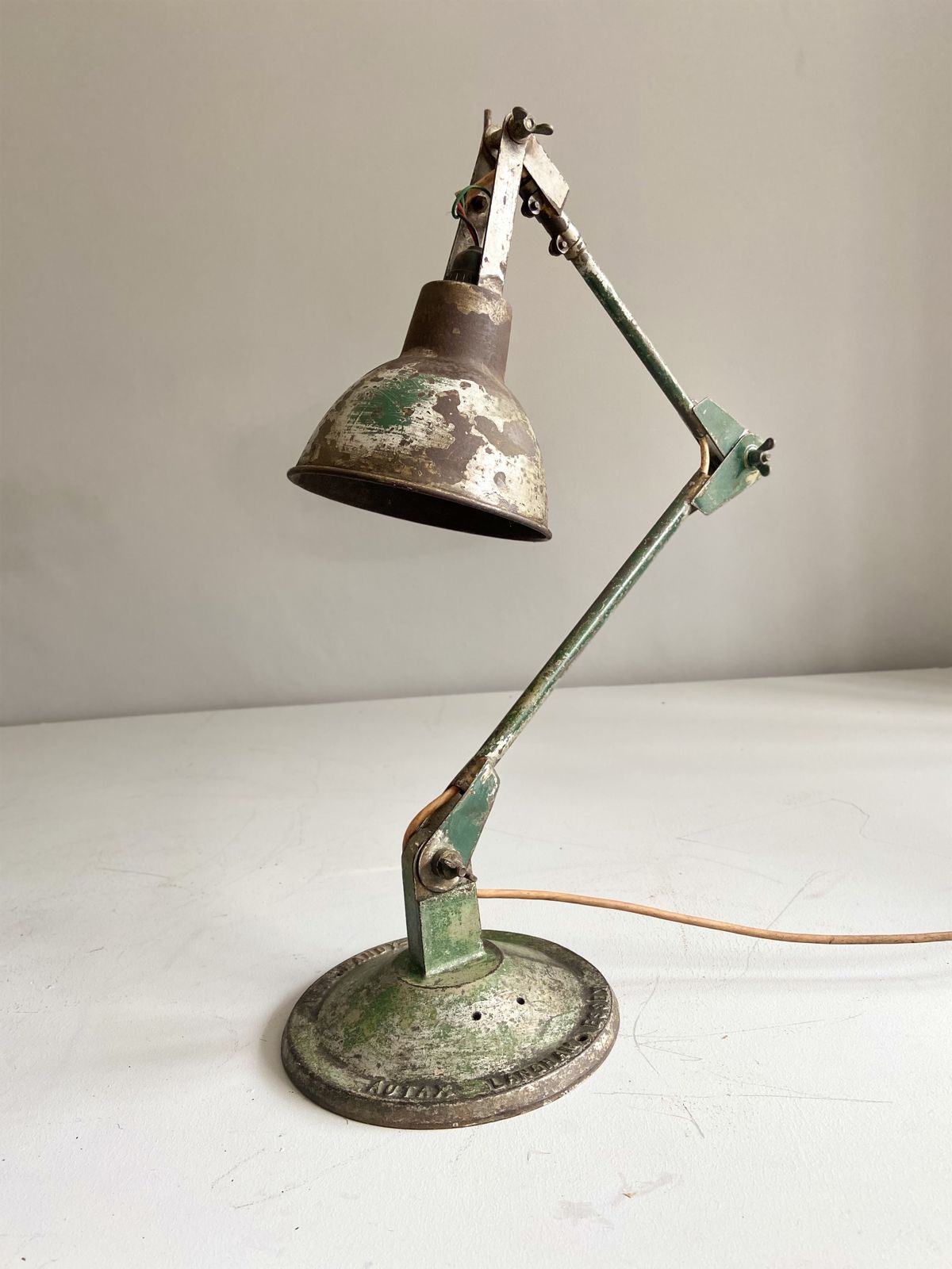 photo vinterior F.E.W Hardy Lamp, Langham Essex, Uk. Circa 1950