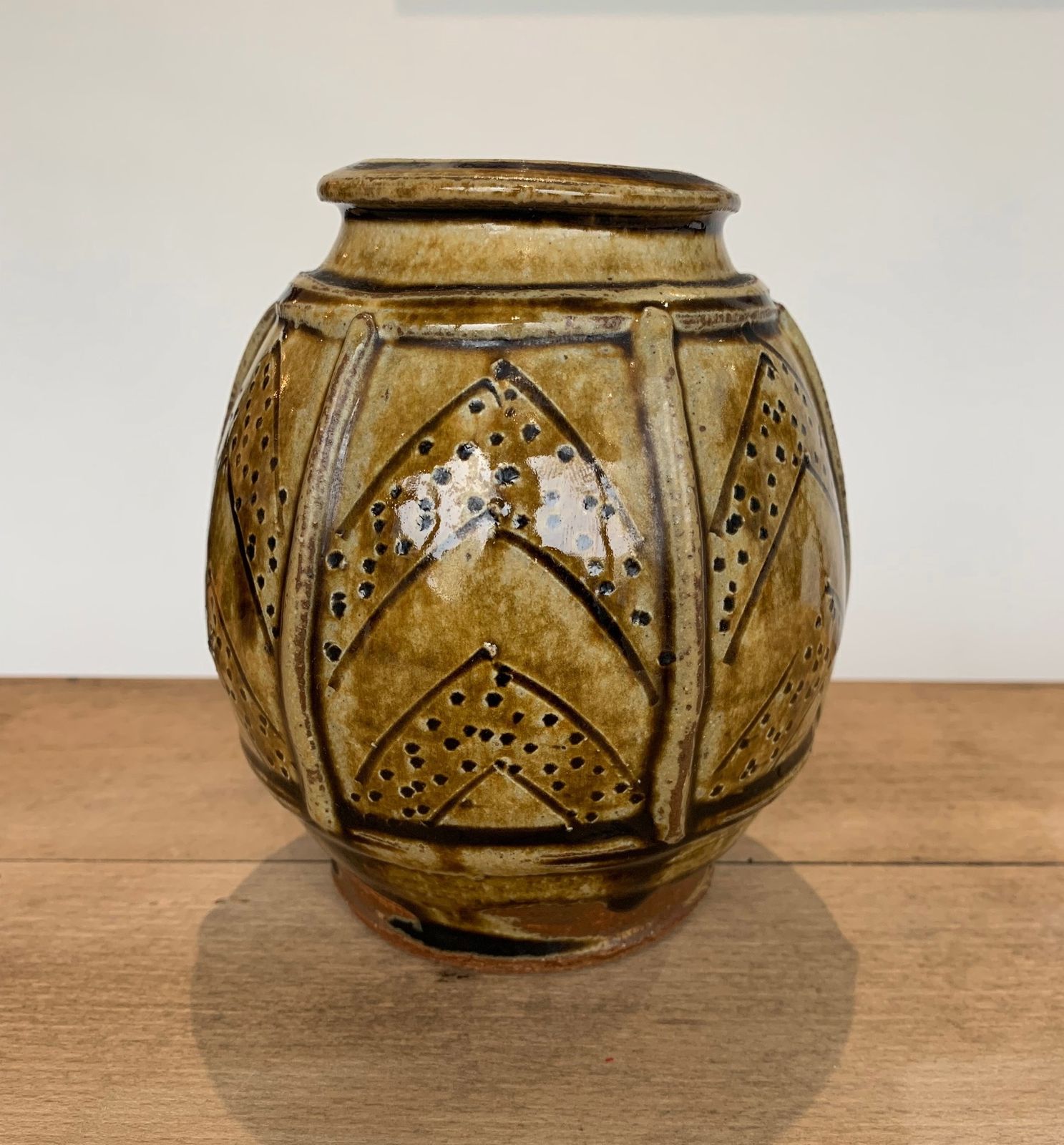 Superb Mike Dodd (British B.1943)  Facetted Studio Pottery Vase Decorated With Chevron Motif Design photo for sale