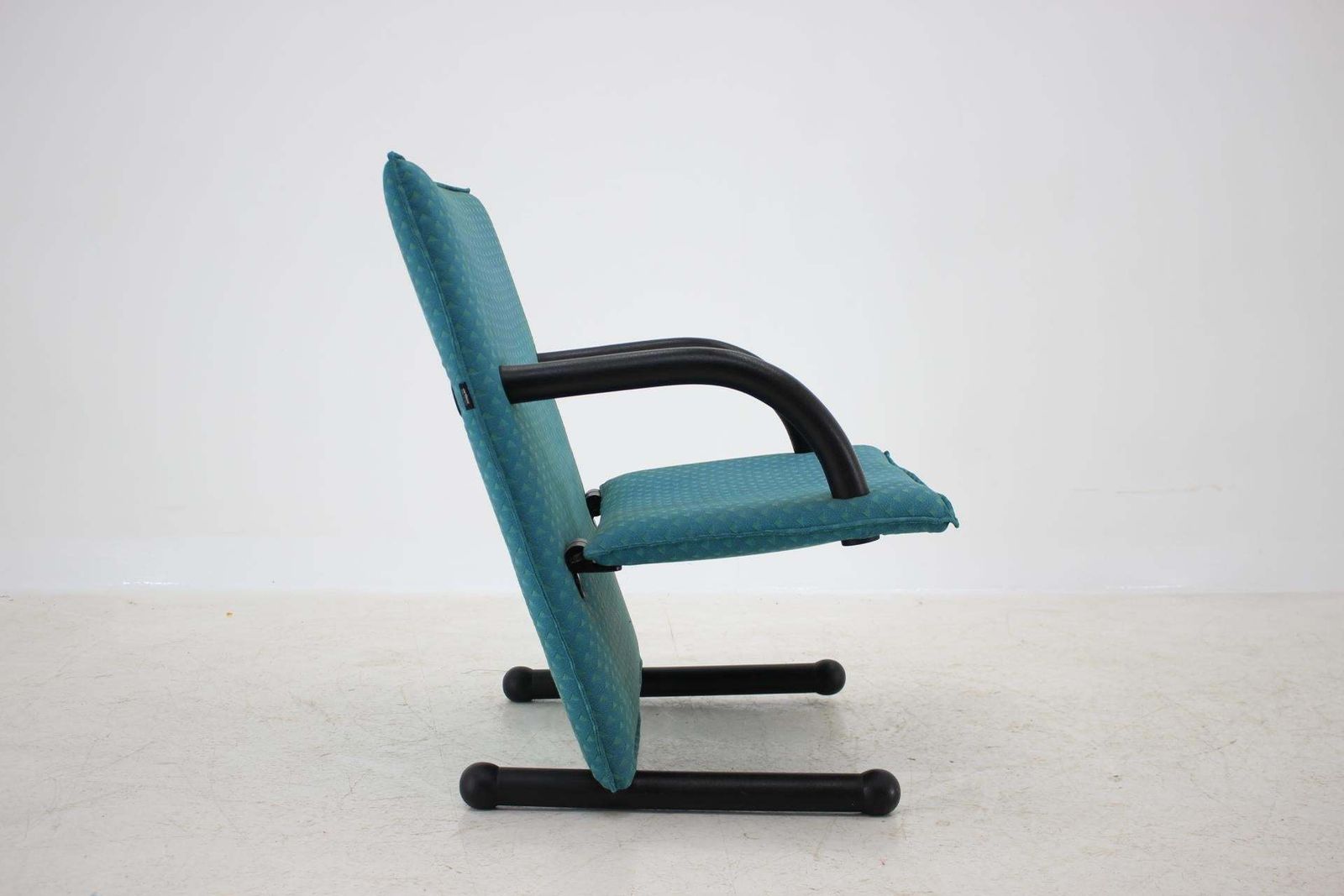 1980s Burkhard Vogtherr T Line Armchair For Arflex photo vinterior