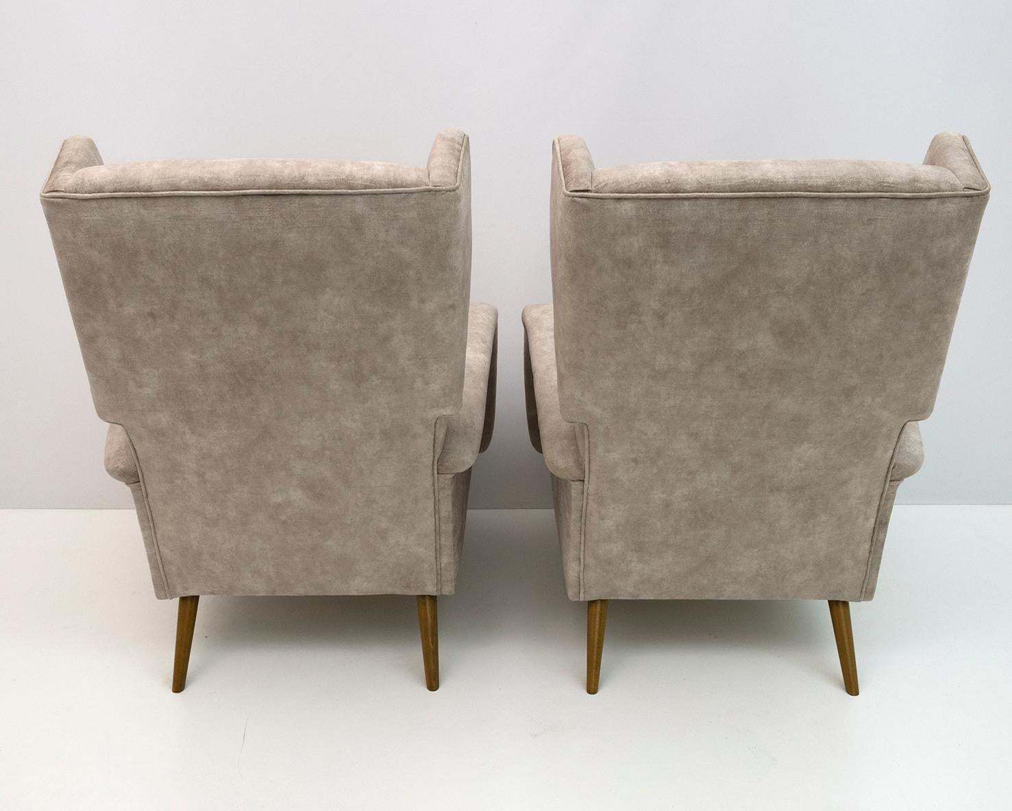 photo vinterior Pair Of Gio Ponti Mid Century Modern Italian Velvet "Alata" Lounge Chairs, 1950s