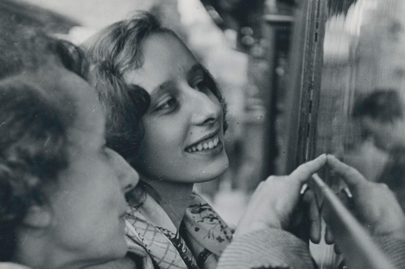 Erich Andres Woman, Street Photography, Black And White, Italy, 1950s, 17.9 X 12.7 Cm photo furniture