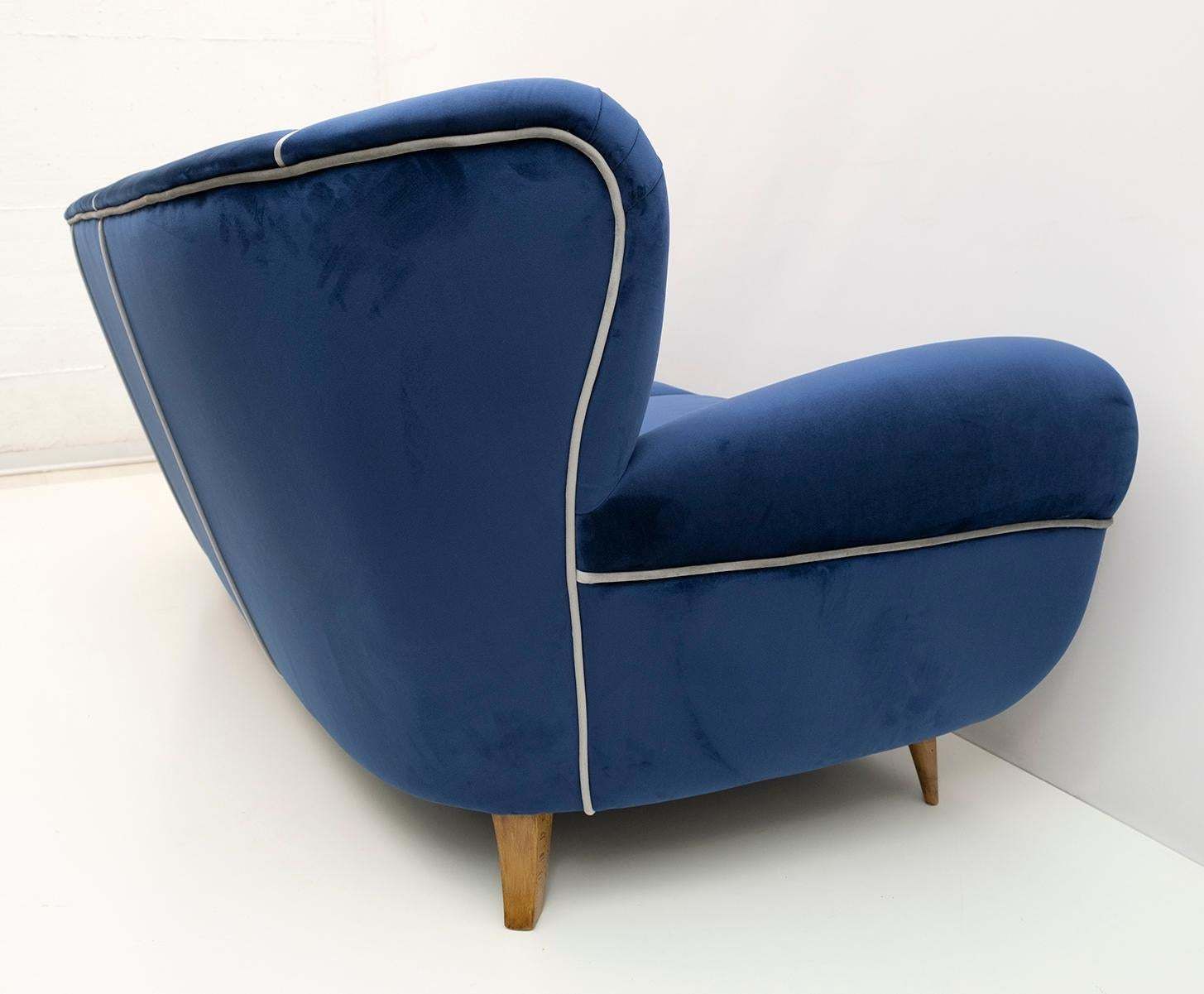 photo furniture Guglielmo Ulrich Art Deco Italian Velvet Sofa, 1940s
