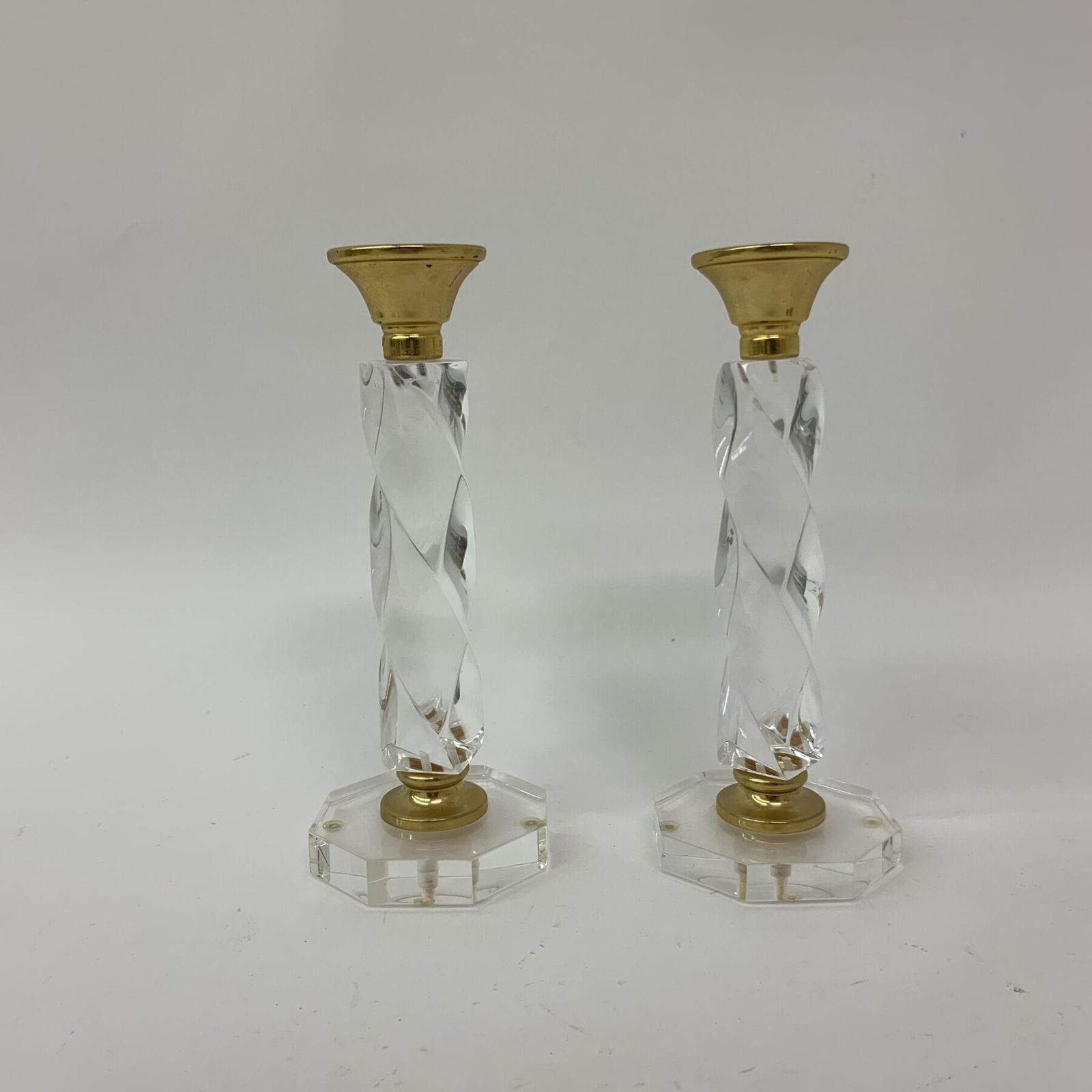 Set Van 2 Gedraaide Kandelaars In Lucite. Ca. Jaren 1970.