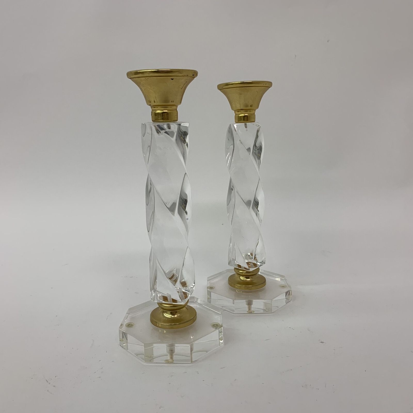 Set Van 2 Gedraaide Kandelaars In Lucite. Ca. Jaren 1970. photo 257.92