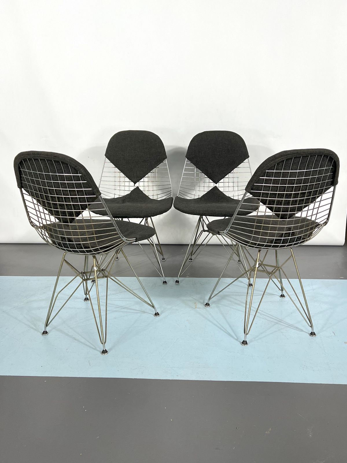 Mid Century Modern Set Of Four Dkr Bikini Chairs By Charles Eames photo vinterior