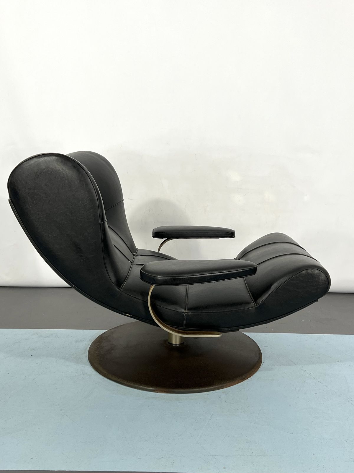 photo furniture Vintage Italian Black Swivel Armchair From 60s