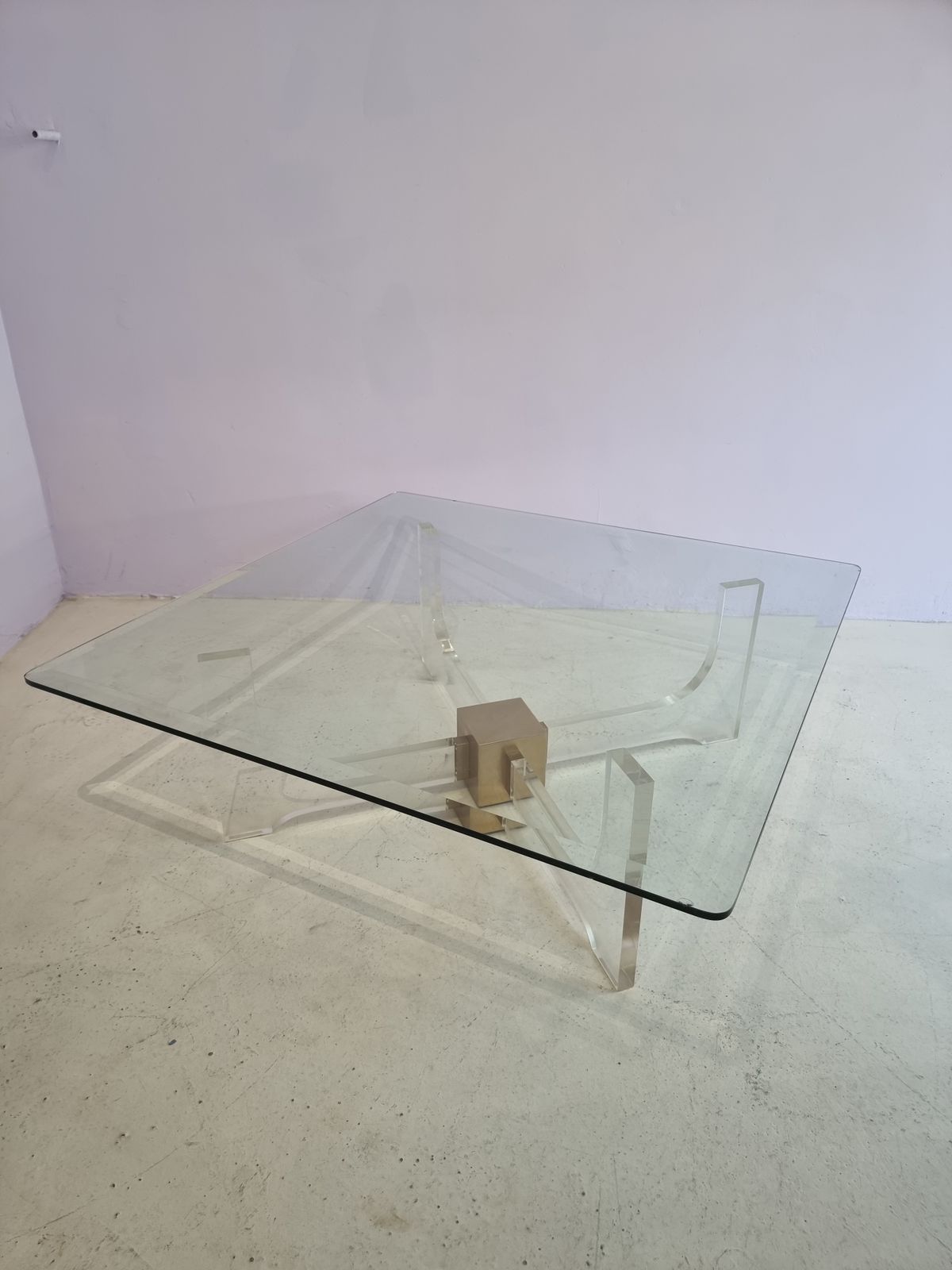 Lucite Salontafel Met Vierkant Glazen Blad photo furniture