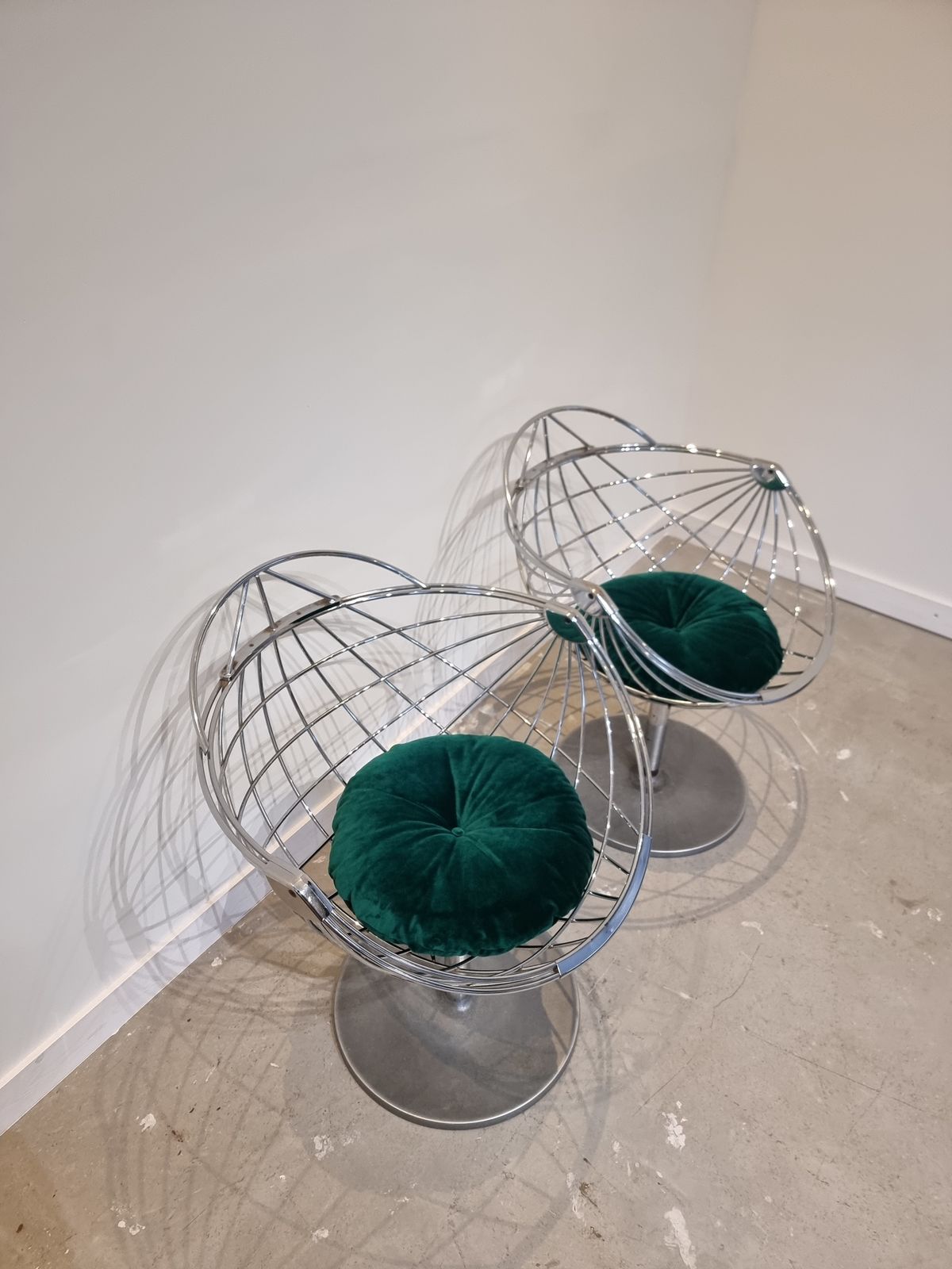 photo for sale Set Van Twee Atomic Ball Chairs Van Rudi Verelst