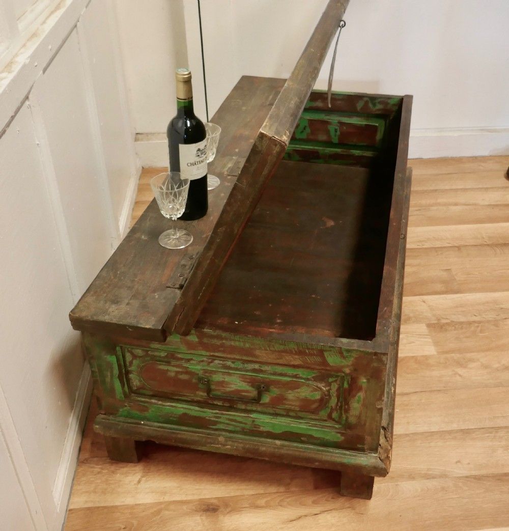 Folk Art Painted Storage Chest, photo vinterior