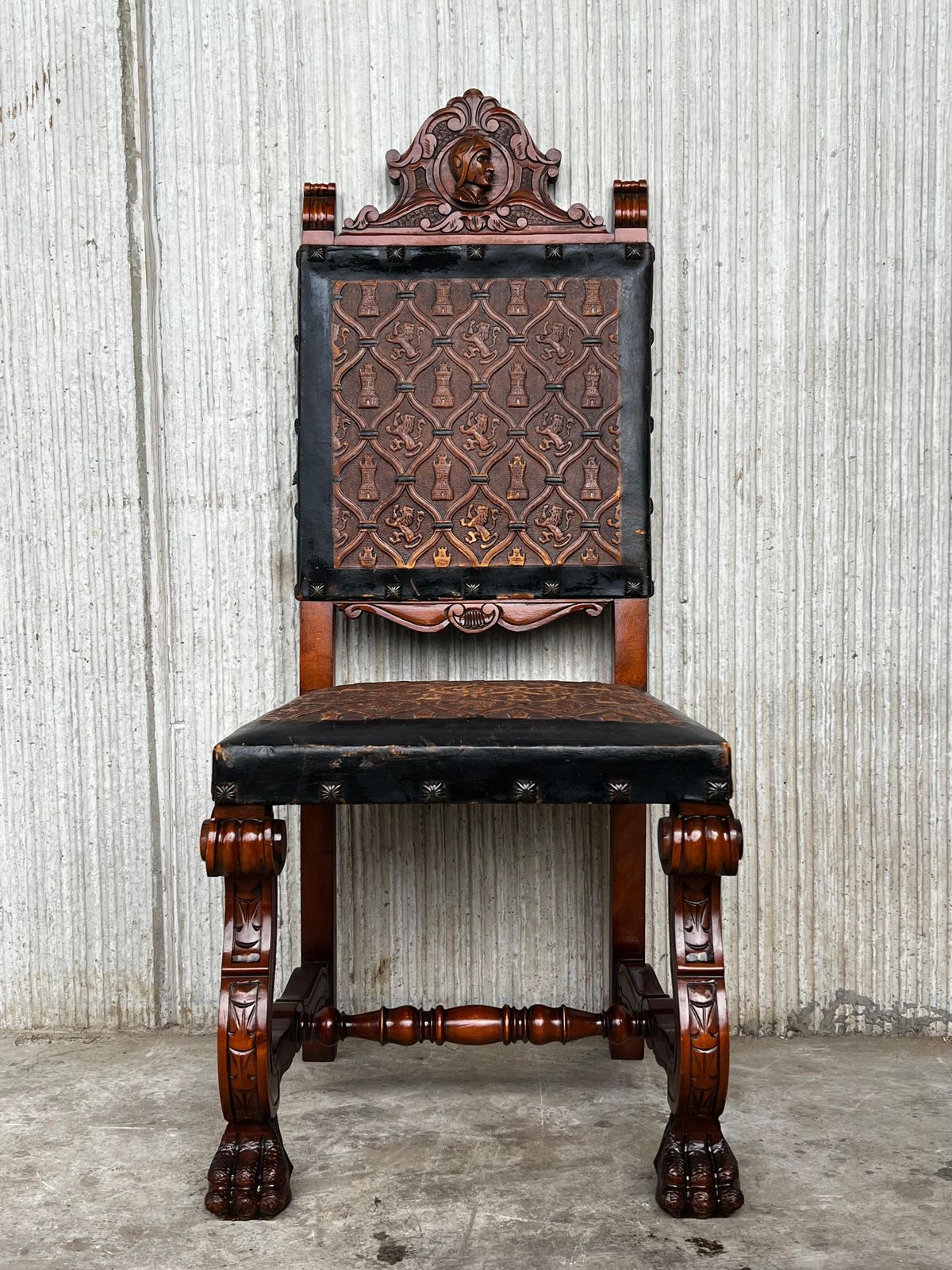 Ensemble de six chaises espagnoles sculptées en cuir repoussé noir et brun, début du XXe siècle photo furniture