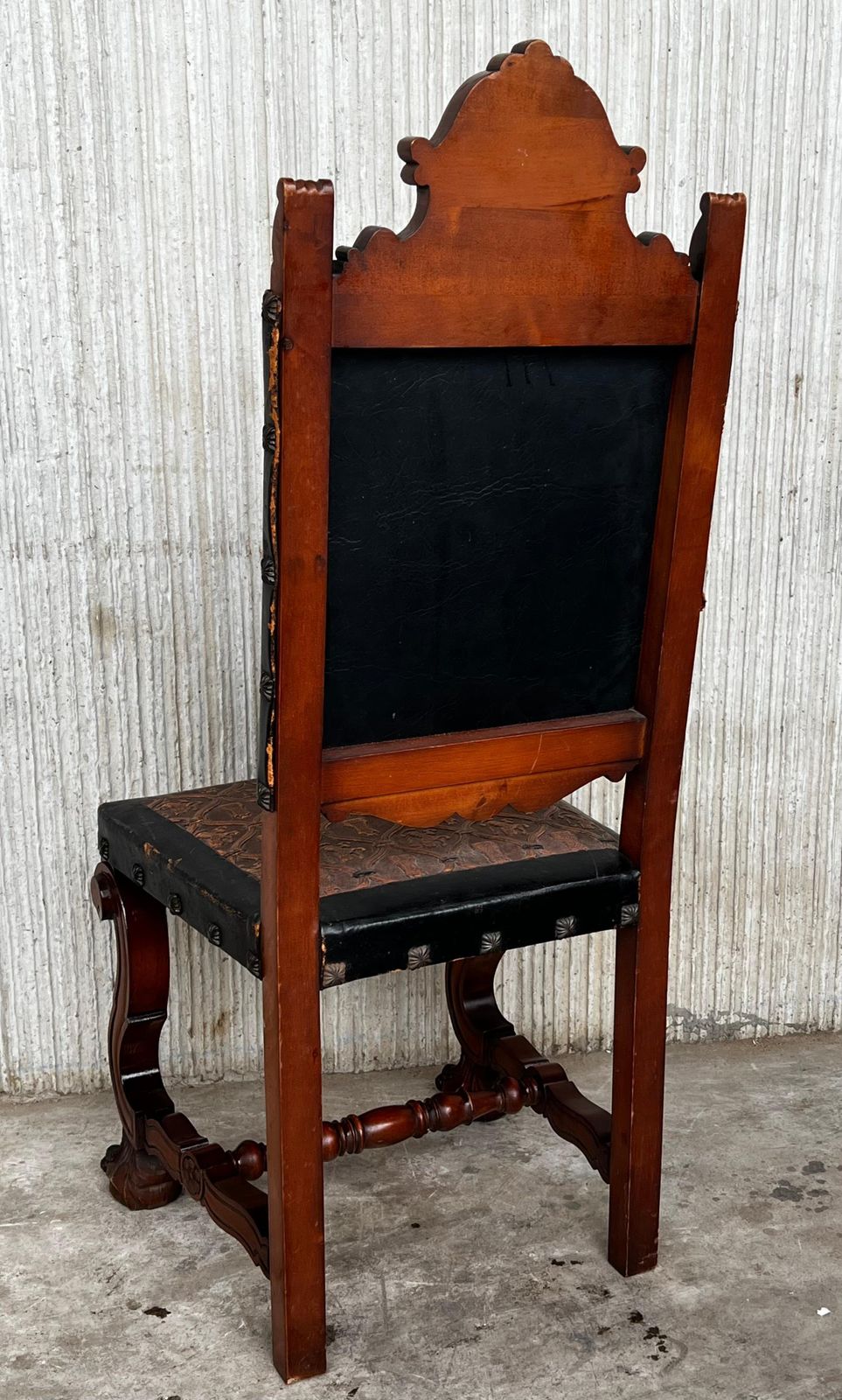 Ensemble de six chaises espagnoles sculptées en cuir repoussé noir et brun, début du XXe siècle photo vinterior