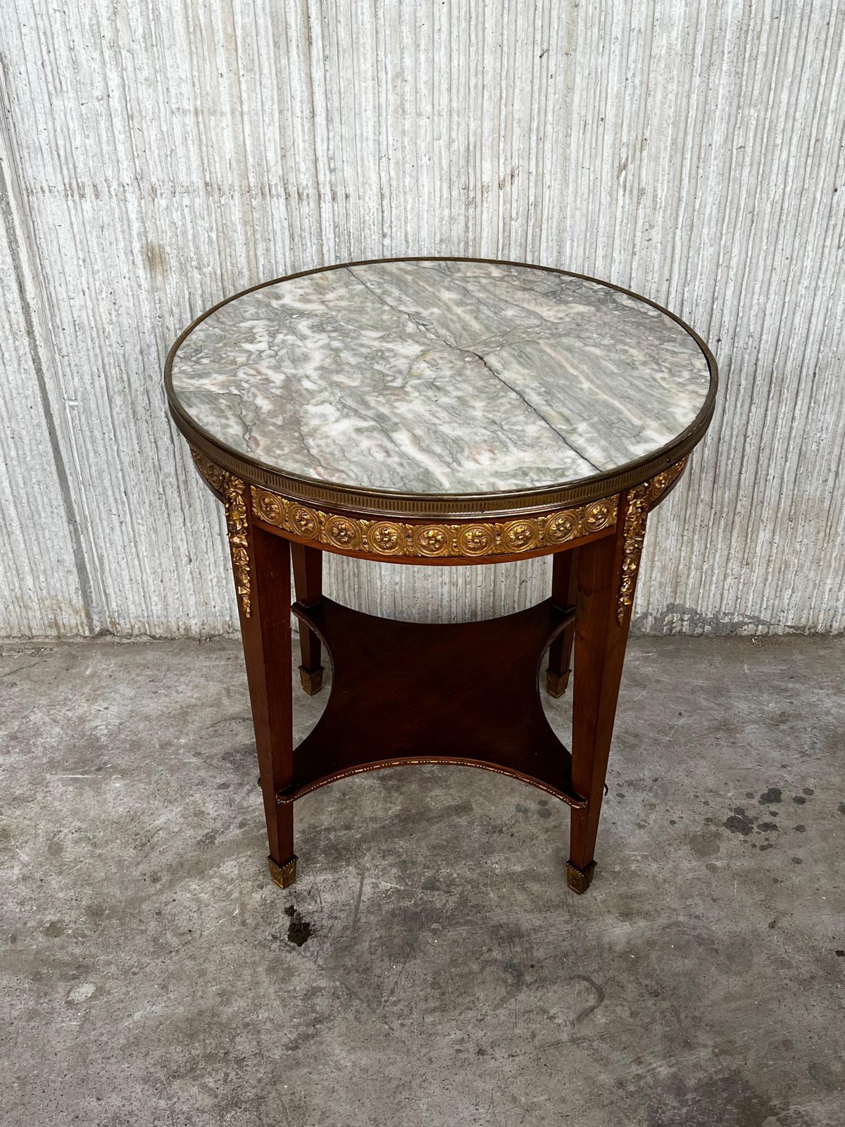 Table d'appoint française de style Louis XVI en bronze, marbre rond et chêne, XXe siècle photo Mobilier