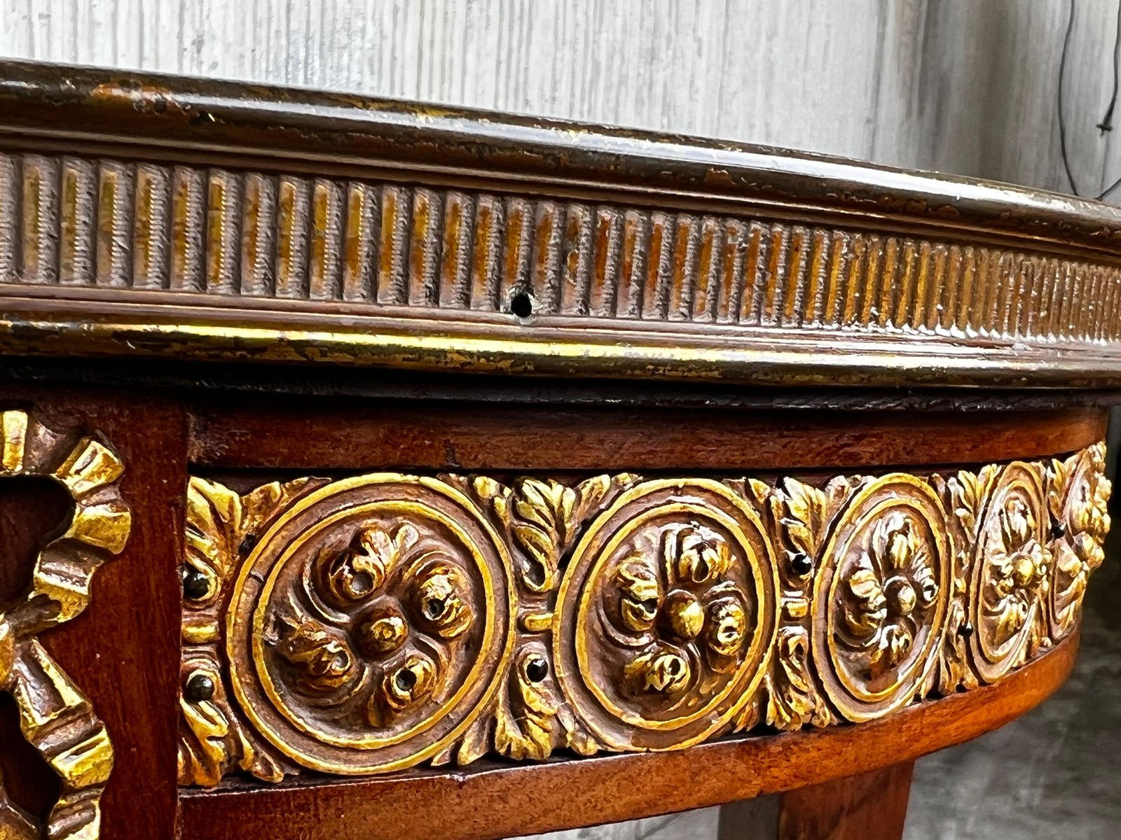 photo furniture Table d'appoint française de style Louis XVI en bronze, marbre rond et chêne, XXe siècle