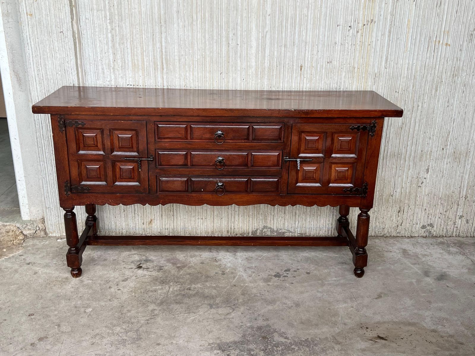 Buffet espagnol à deux portes et trois tiroirs avec quincaillerie d'époque photo furniture