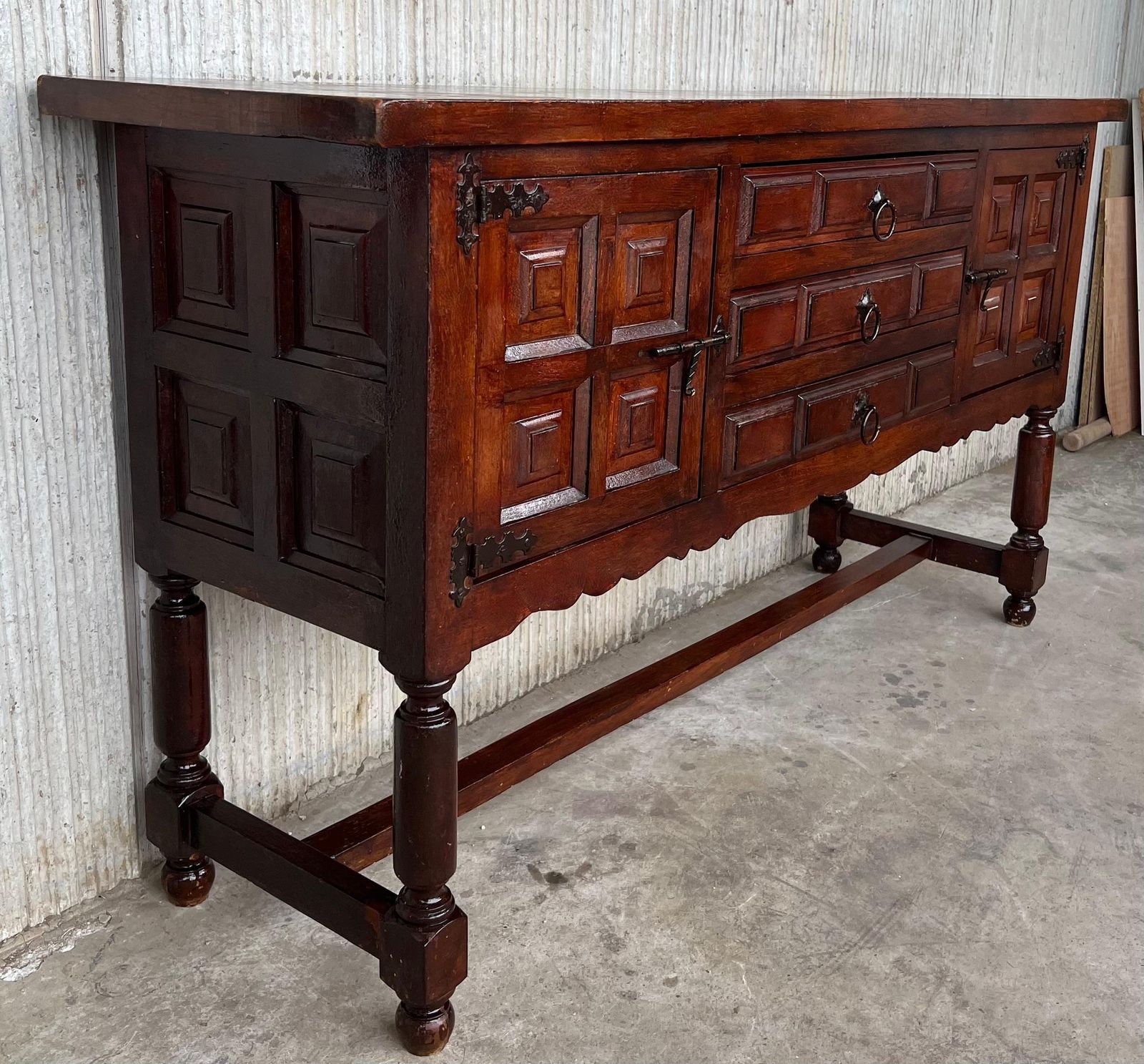 Buffet espagnol à deux portes et trois tiroirs avec quincaillerie d'époque photo 4801.0