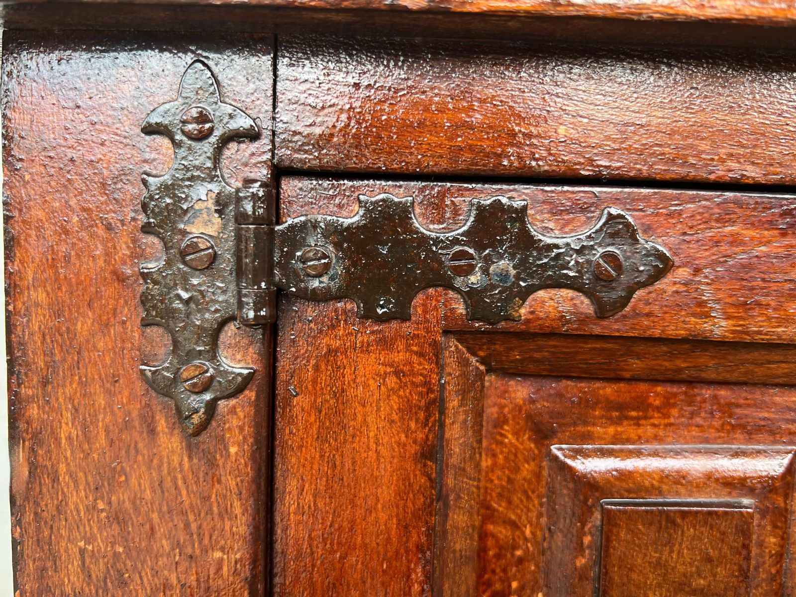4801.0 Buffet espagnol à deux portes et trois tiroirs avec quincaillerie d'époque photo