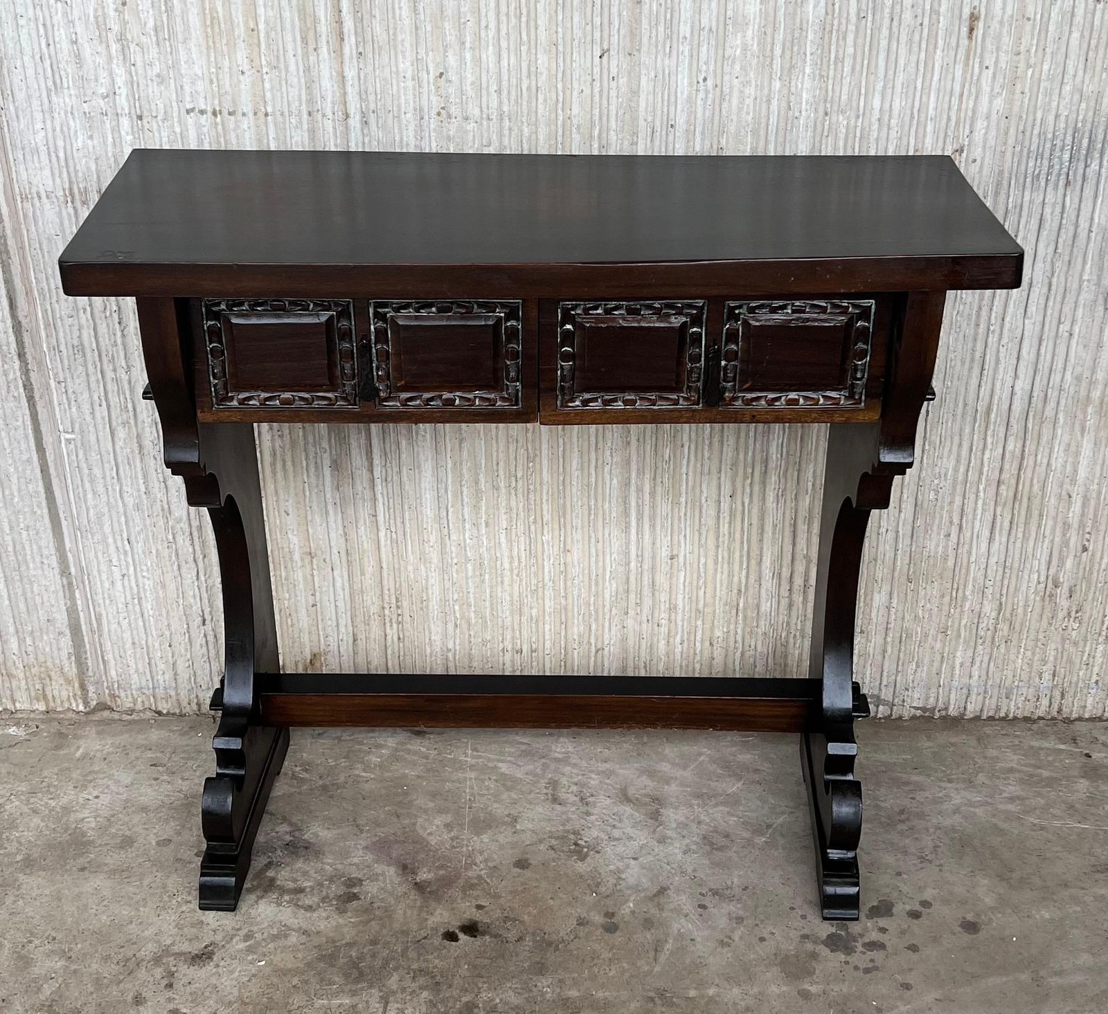 Console étroite de style colonial espagnol à deux tiroirs, ferrures en fer forgé photo furniture
