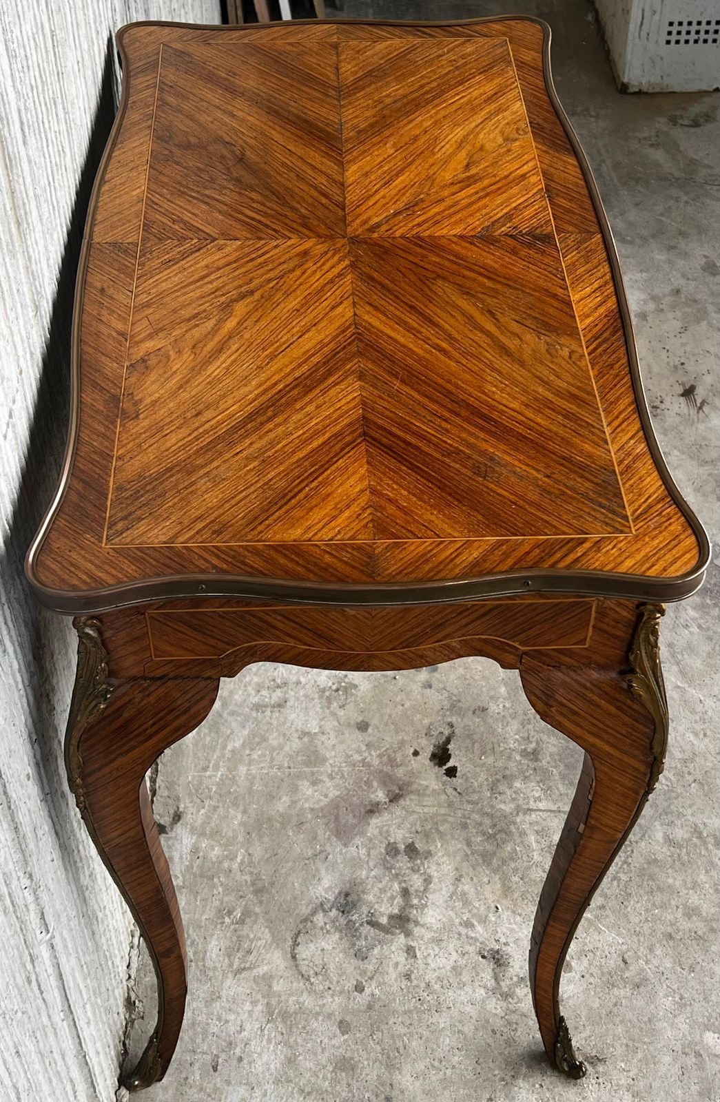 Table centrale ou de bureau française en marqueterie, montures en bronze ormolu photo vintage