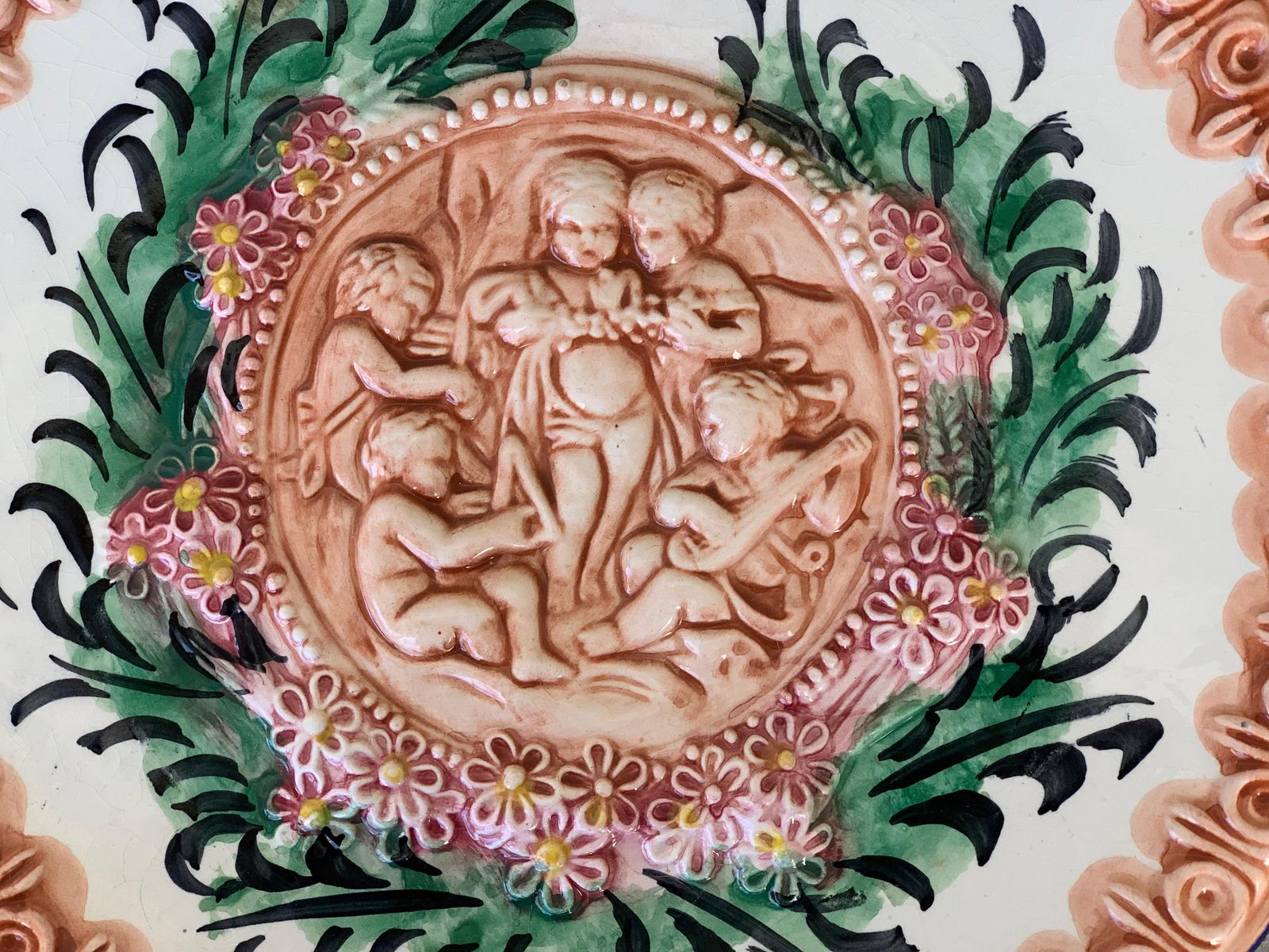 Plat en relief en terre cuite, Espagne, XIXe siècle, décor de chérubins et fleurs photo buy