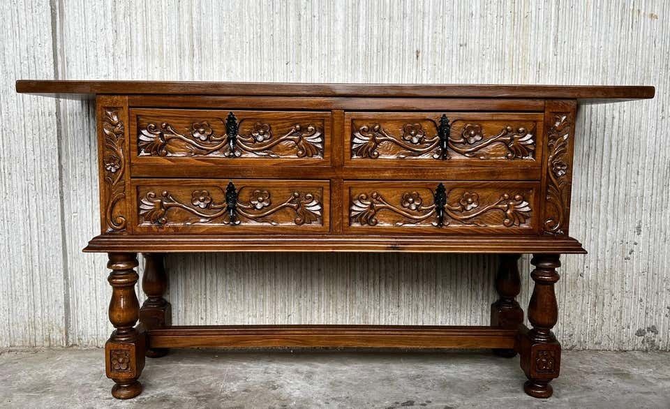 Console espagnole à quatre tiroirs sculptés avec quincaillerie d'époque photo for sale