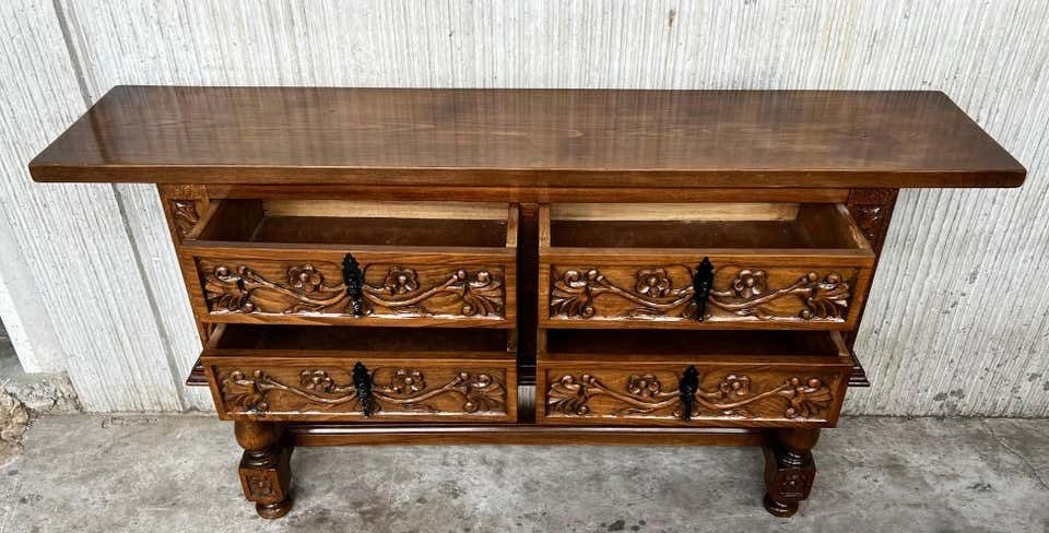 Mobilier Console espagnole à quatre tiroirs sculptés avec quincaillerie d'époque photo