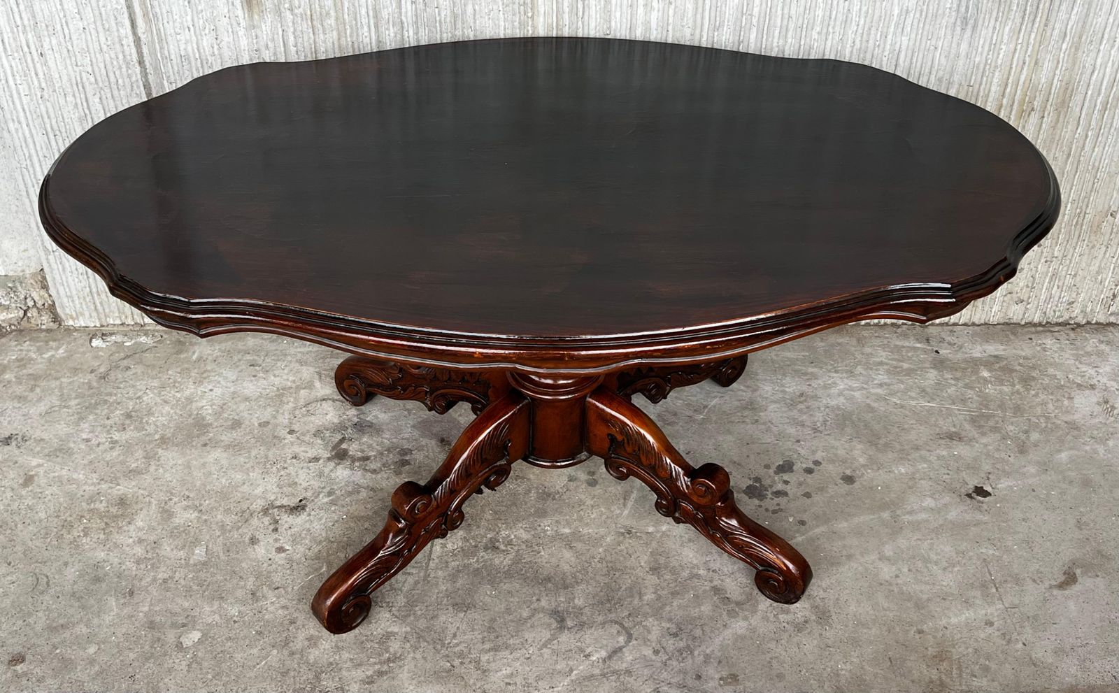 Table basse espagnole sculptée sur pied central Mariano Garcia, XXe siècle photo furniture