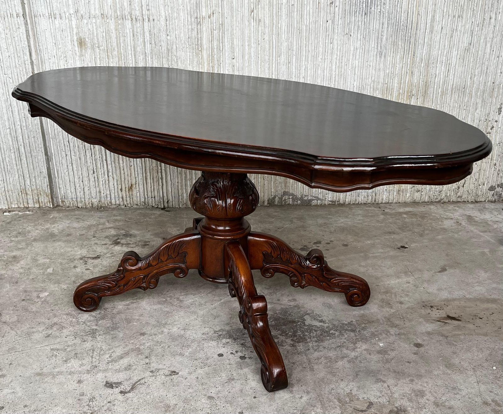 Table basse espagnole sculptée sur pied central Mariano Garcia, XXe siècle photo for sale