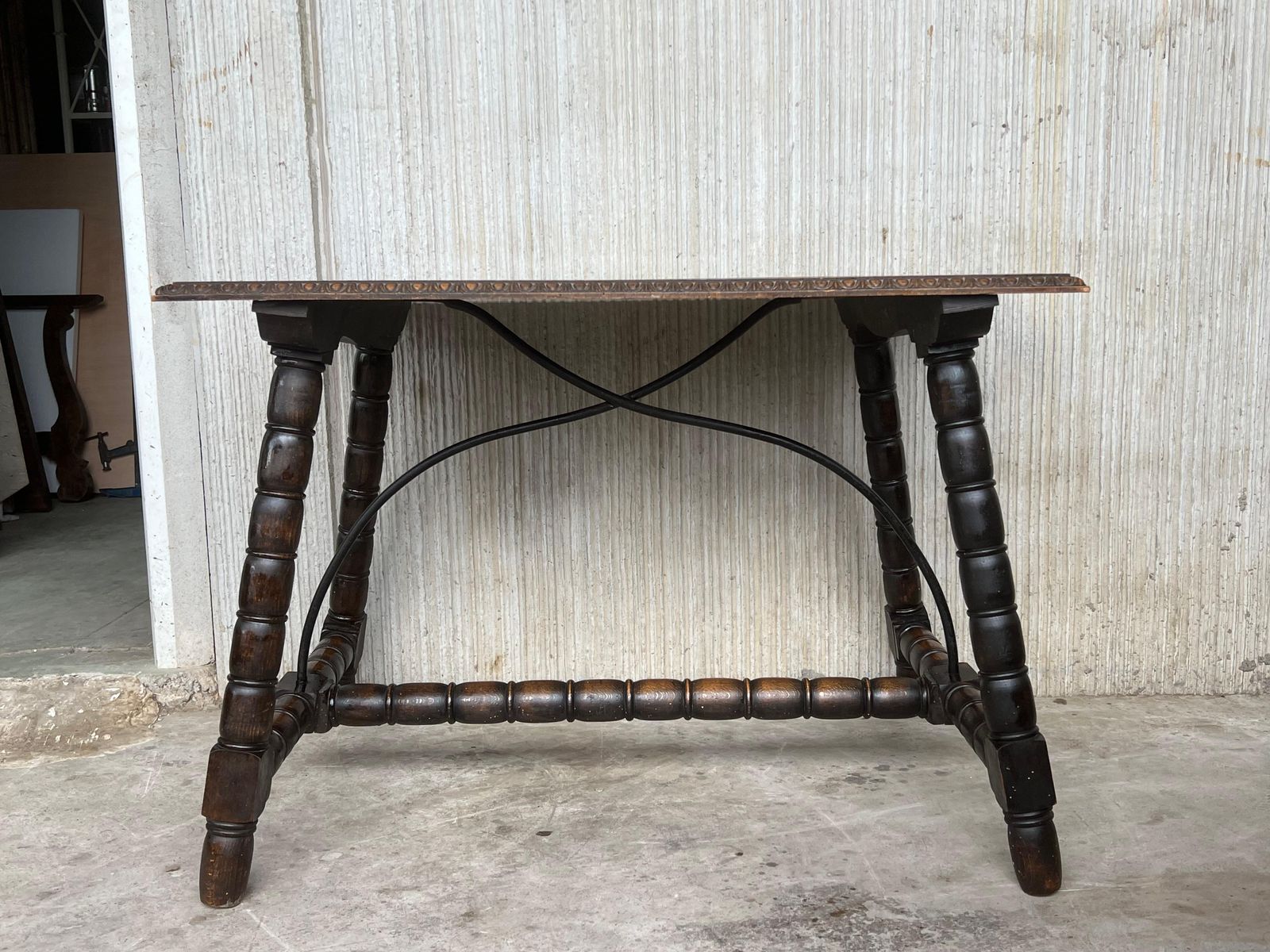 Table d'appoint espagnole du XIXe siècle, pieds tournés sculptés et entretoise en bois photo furniture