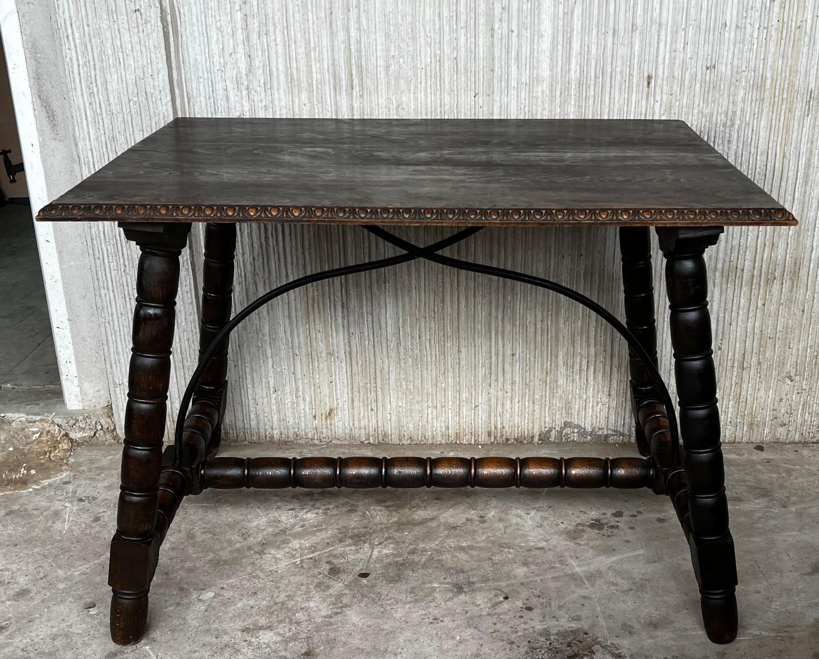Table d'appoint espagnole du XIXe siècle, pieds tournés sculptés et entretoise en bois photo Mobilier