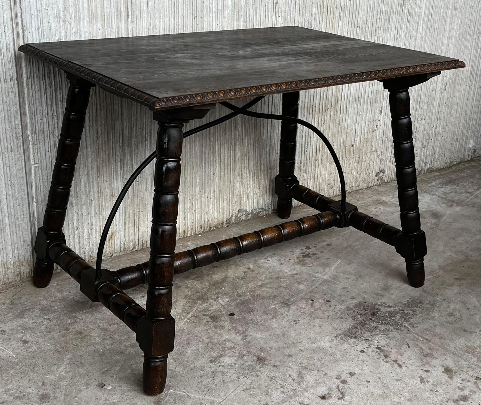 Table d'appoint espagnole du XIXe siècle, pieds tournés sculptés et entretoise en bois photo vintage